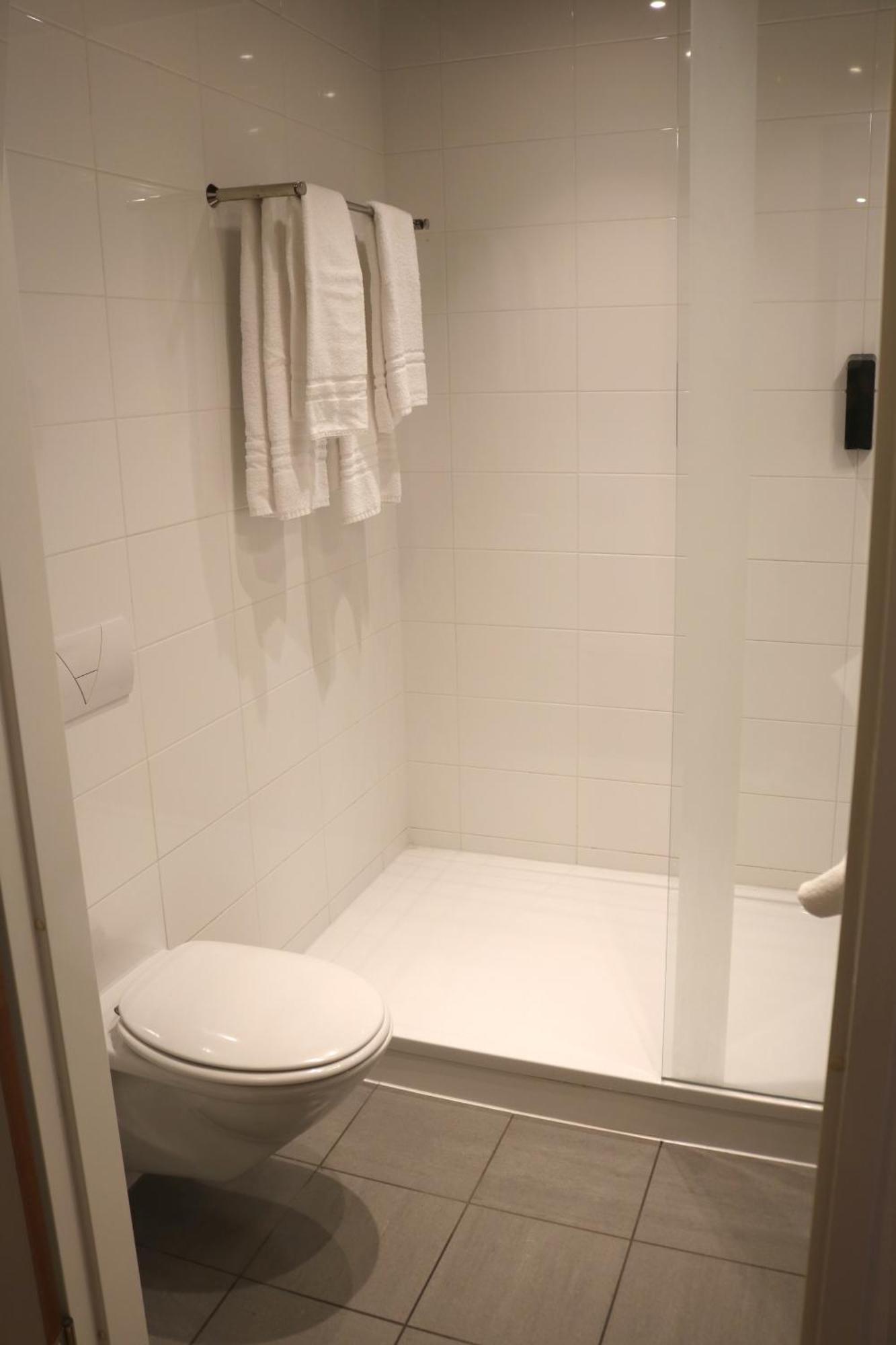 Twin Room,1742646011:JPEG