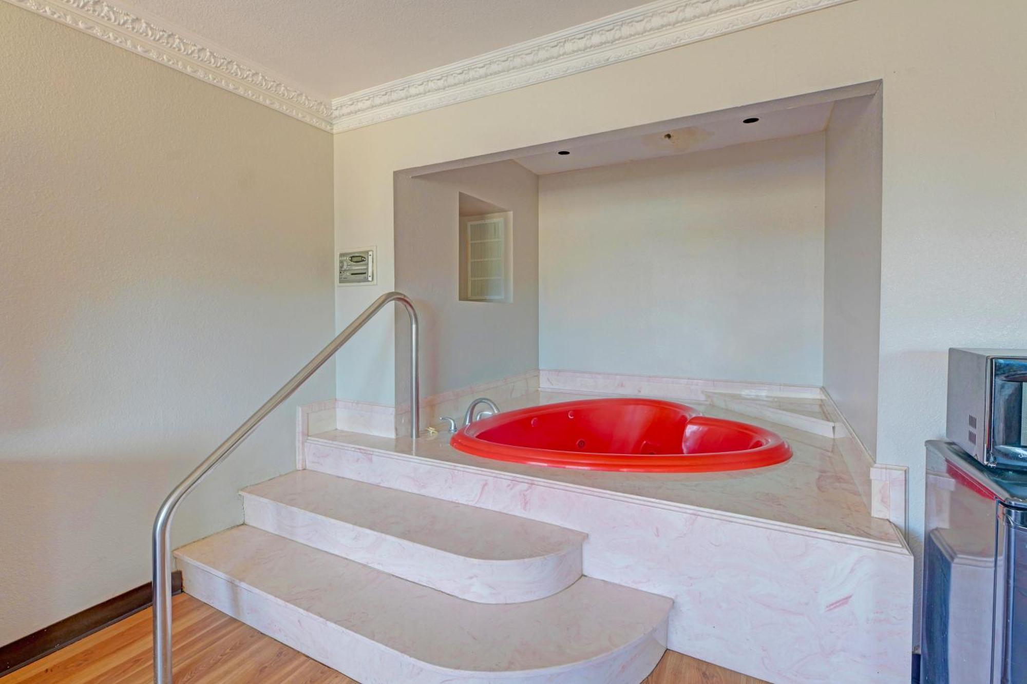 1 Suite King Bed Non-Smoking Jacuzzi Tub,1742738627:JPEG