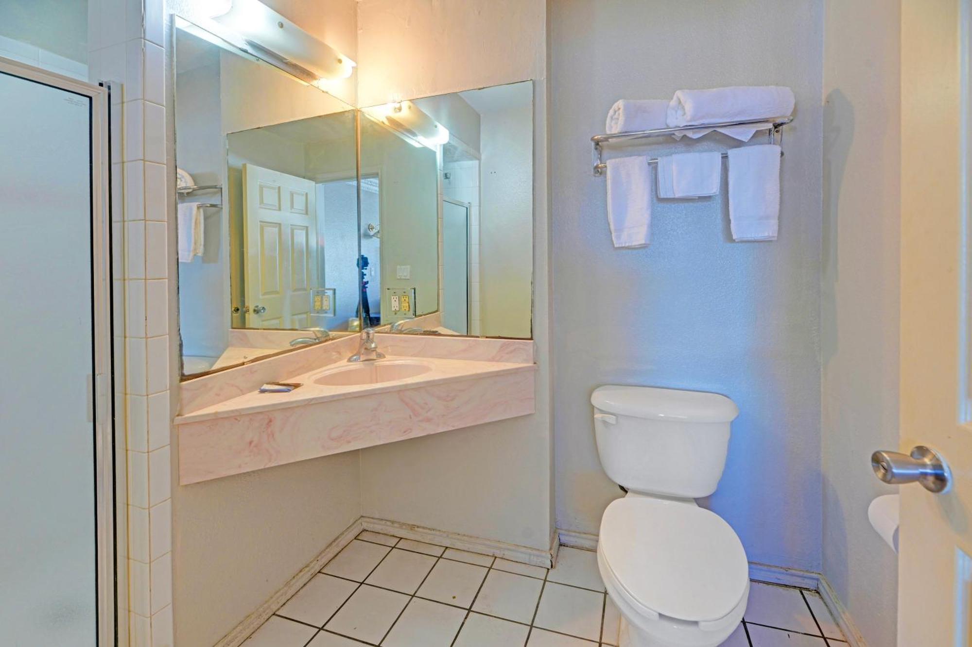 1 Suite King Bed Non-Smoking Jacuzzi Tub