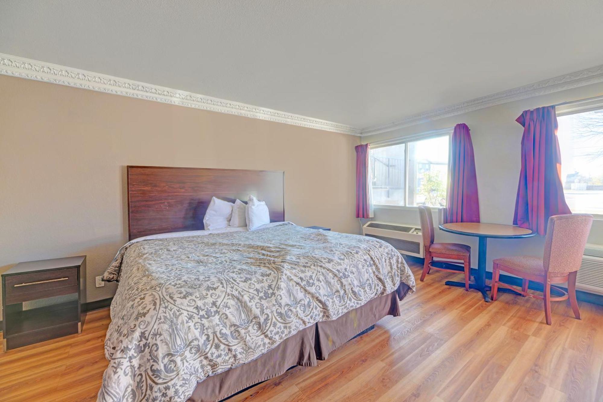 1 Suite King Bed Non-Smoking Jacuzzi Tub