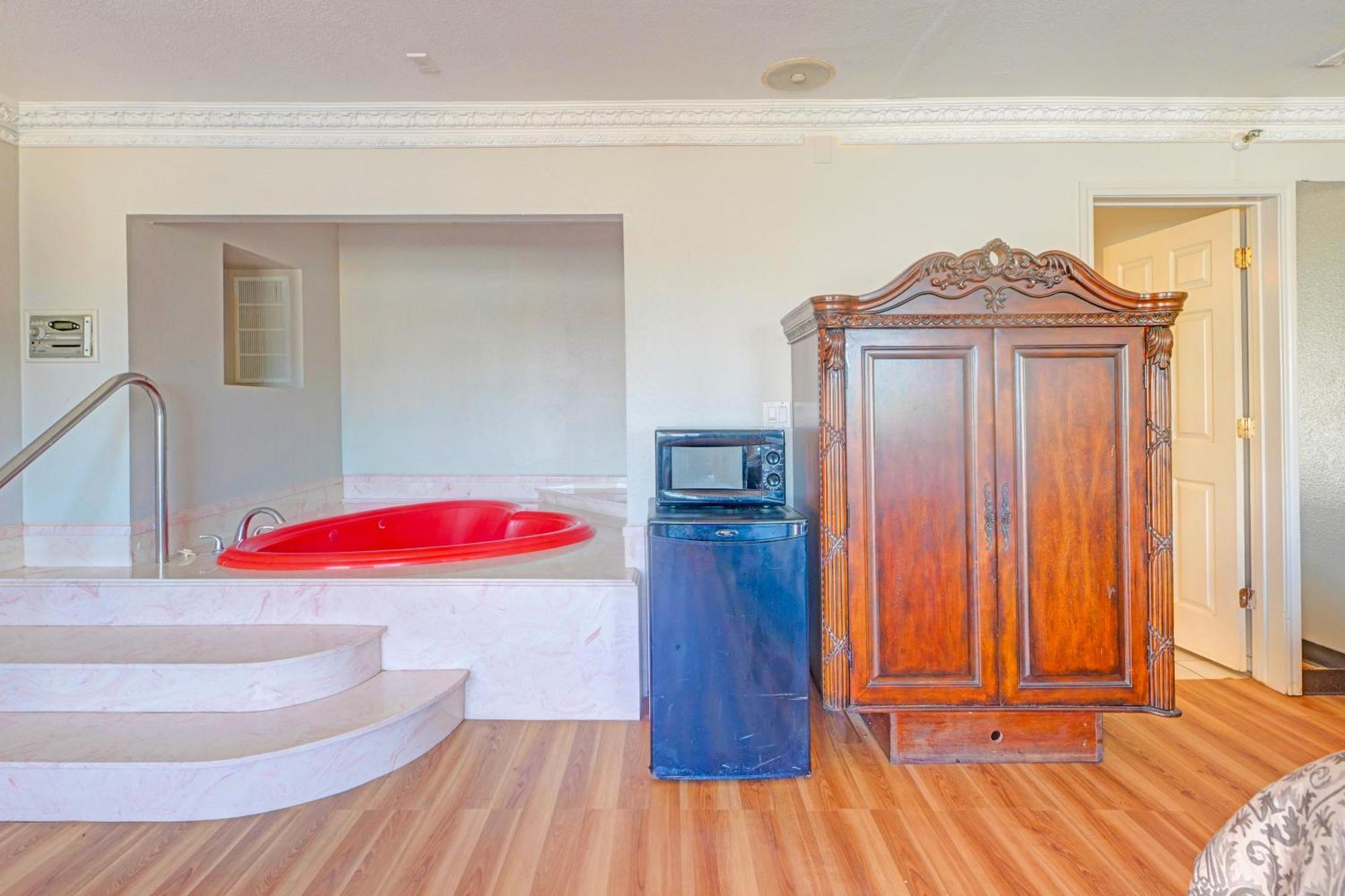 1 Suite King Bed Non-Smoking Jacuzzi Tub