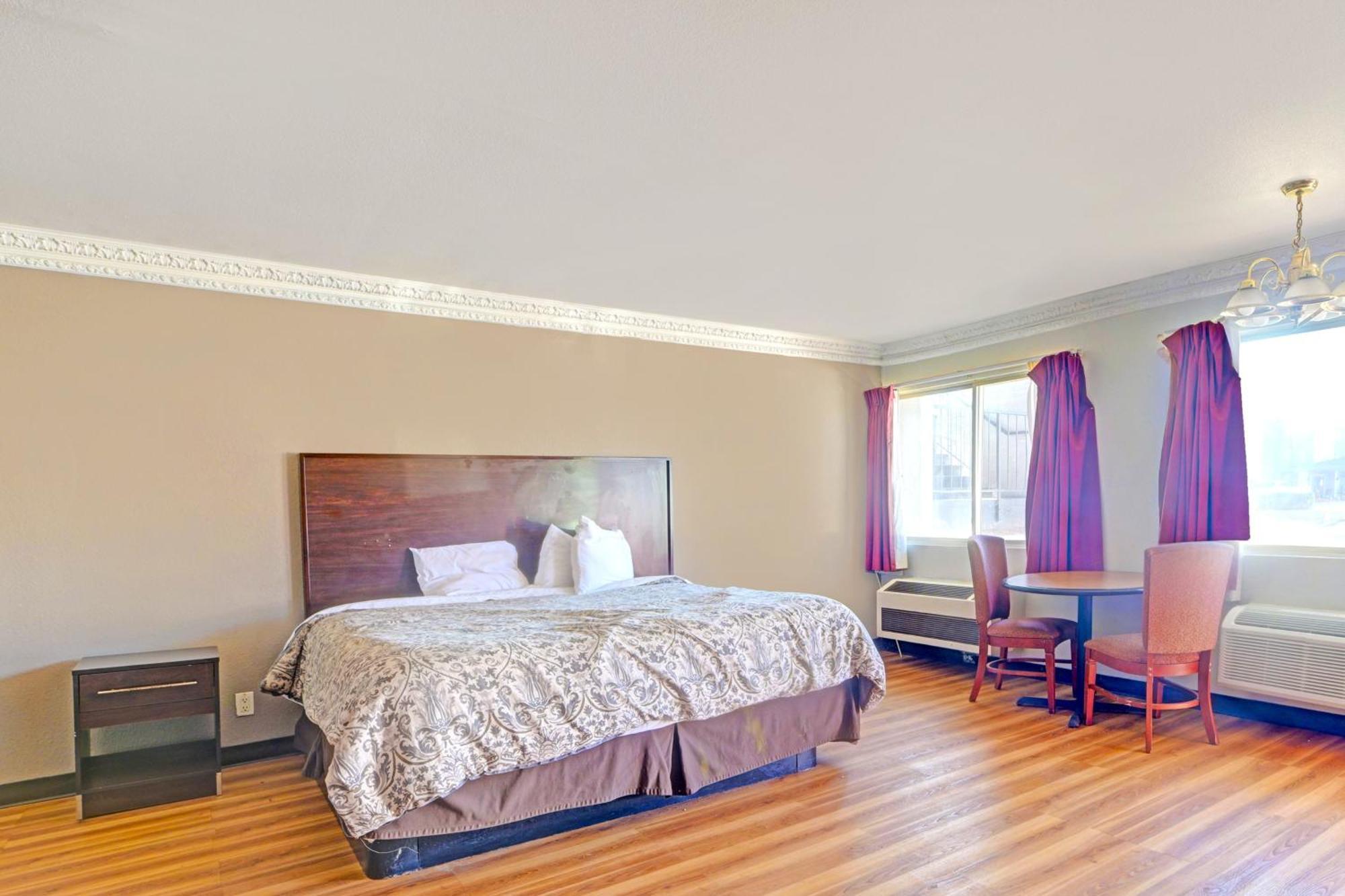 1 Suite King Bed Non-Smoking Jacuzzi Tub
