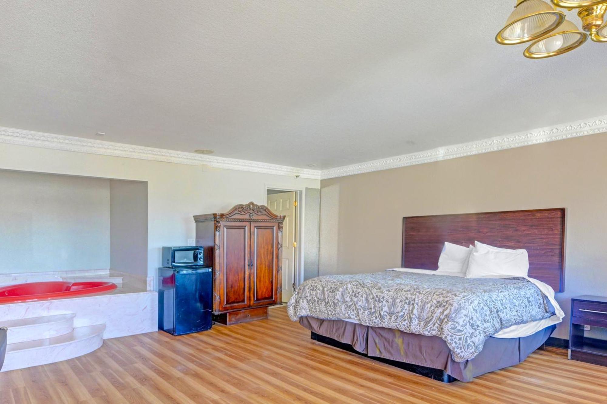 1 Suite King Bed Non-Smoking Jacuzzi Tub