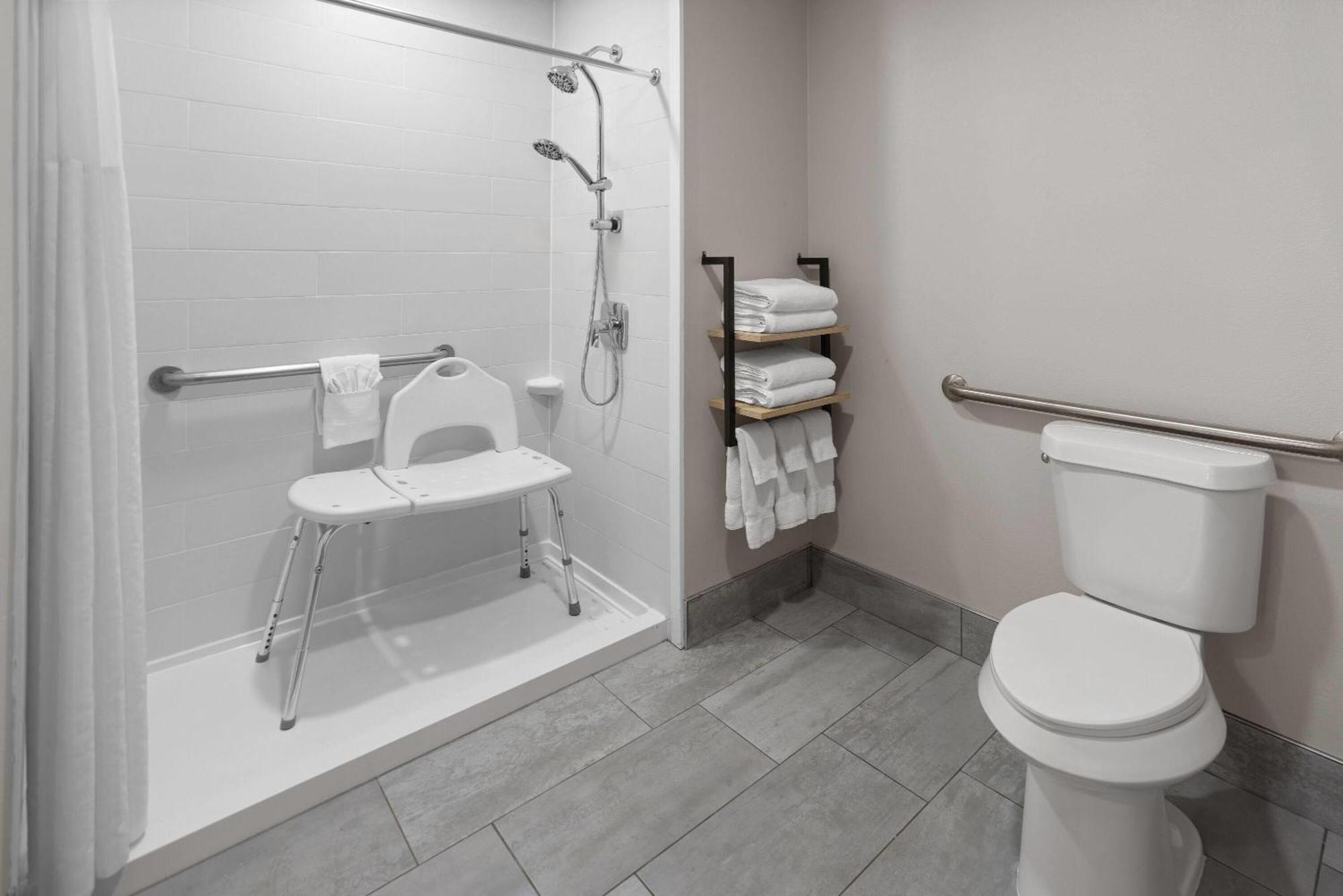 King Room with Bath Tub - Mobility/Hearing Accessible - Non-Smoking