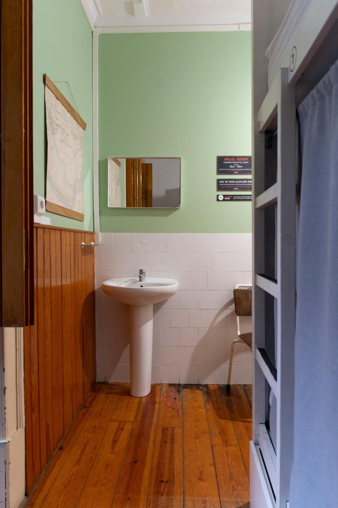 Bed in gemengde slaapzaal met 8 bedden en een badkamer