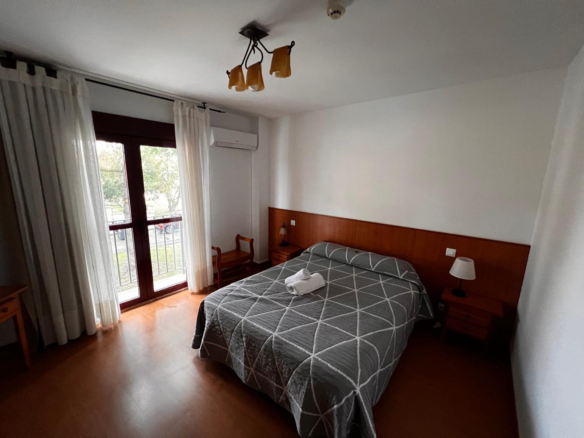Habitación con cama grande y balcón
