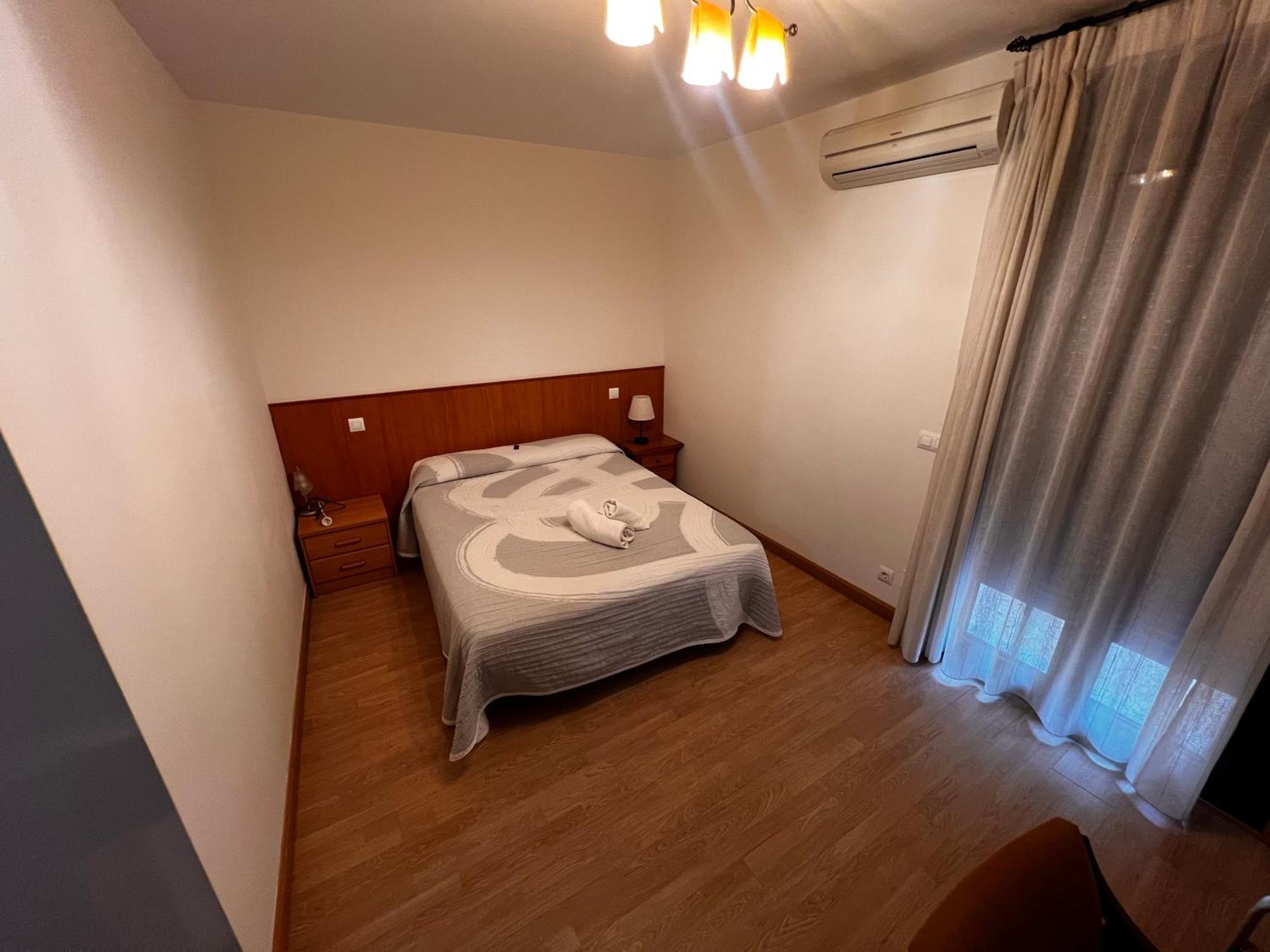 Habitación con cama grande