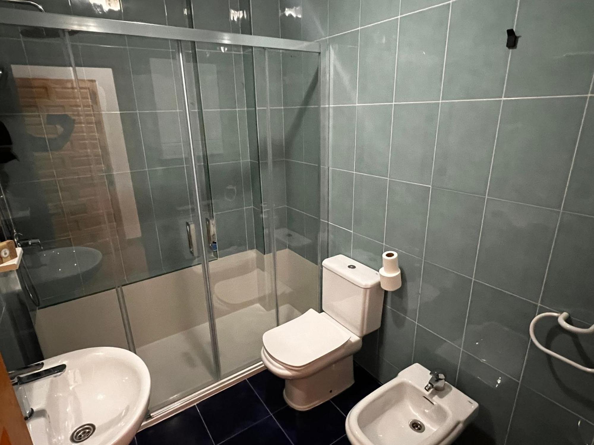 Habitación con cama grande y balcón