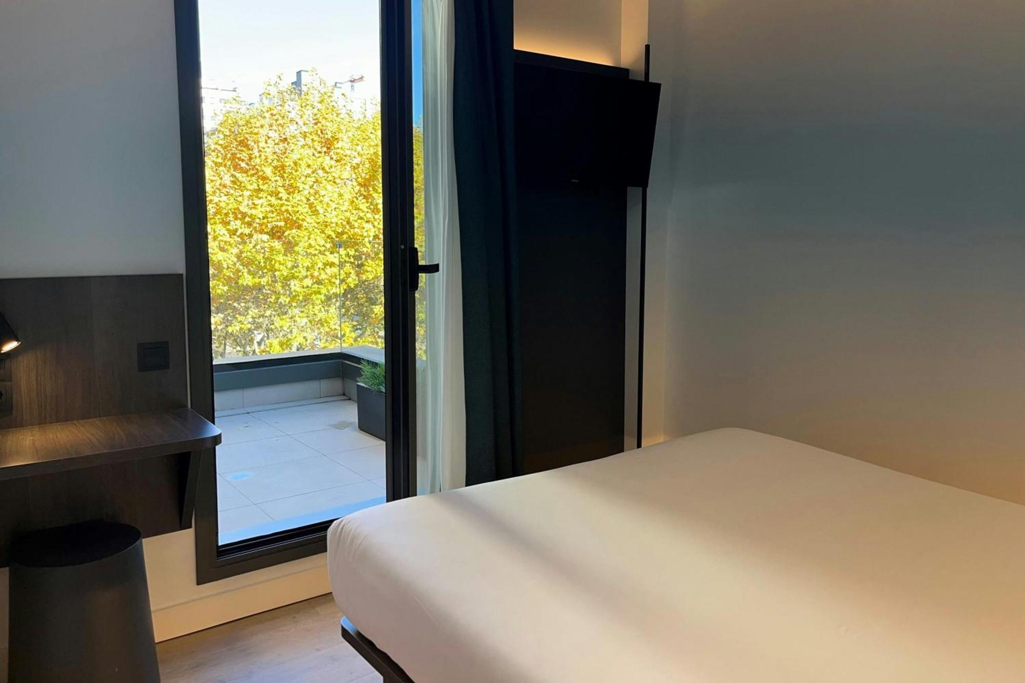 Chambre Standard Lit Queen-Size avec Terrasse - Vue sur Ville