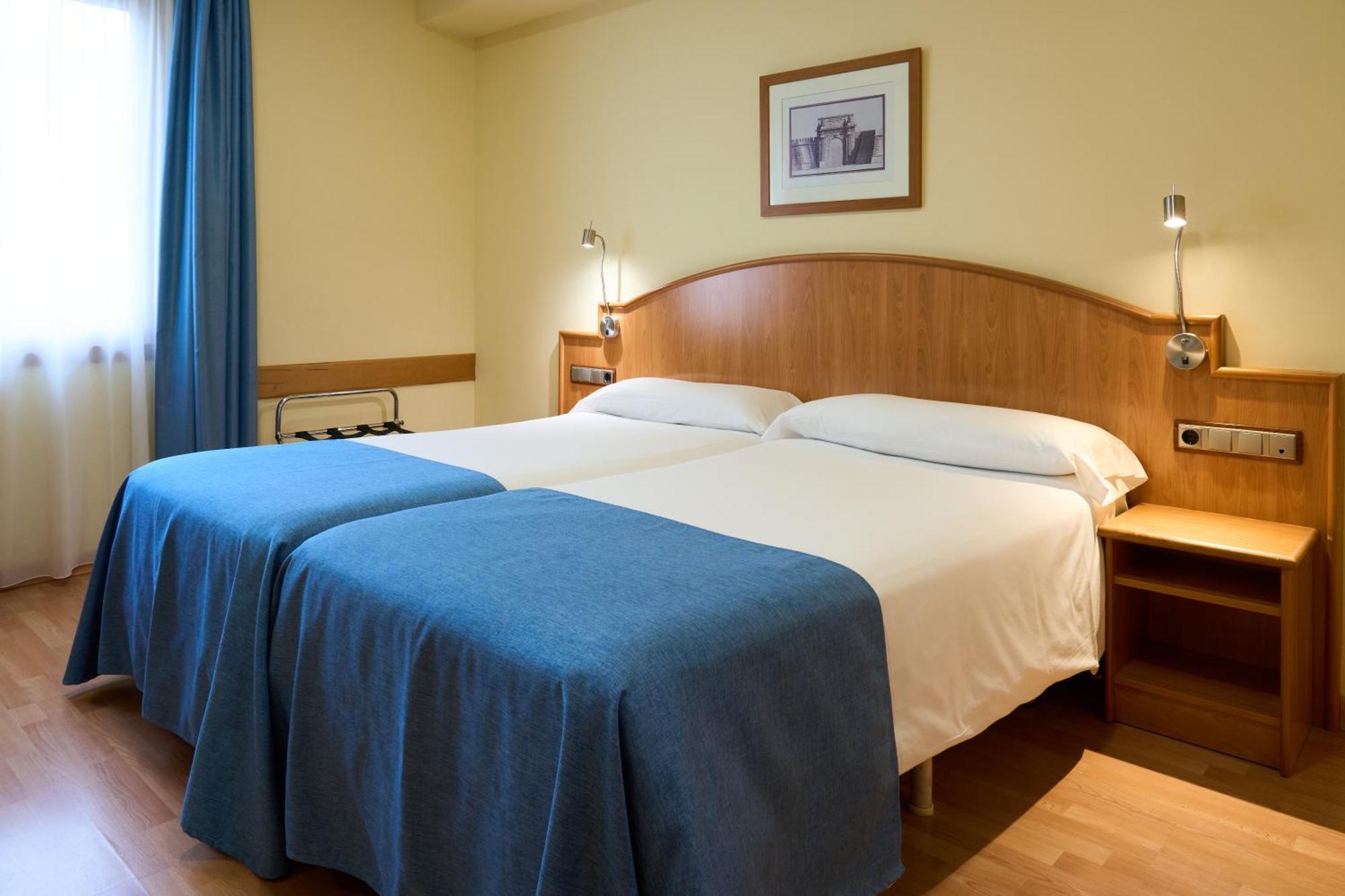 Quarto com Cama de Casal ou 2 de Solteiro