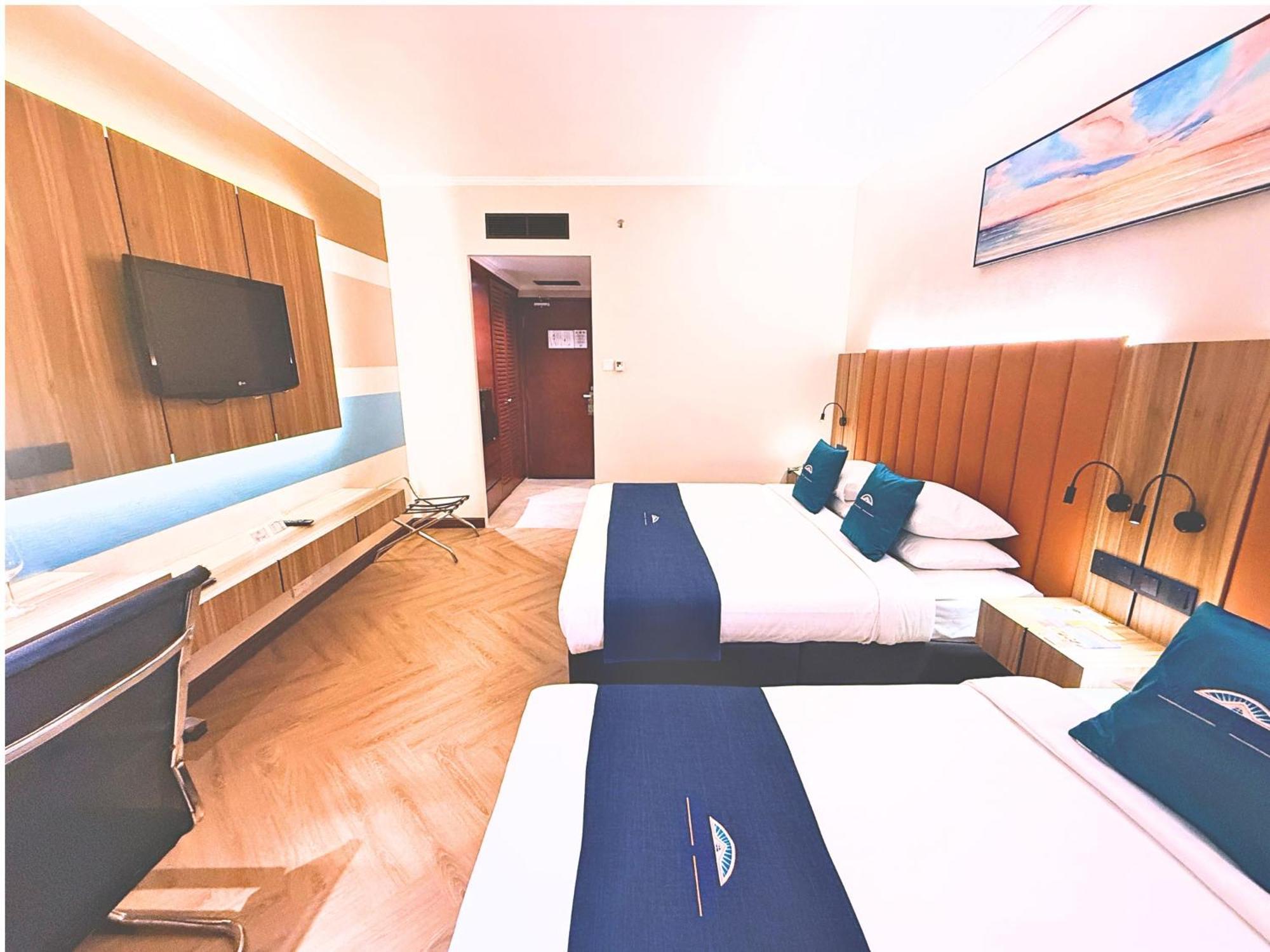 Superior King Room with One Single Bed - Non-Smoking,1746852052:JPEG