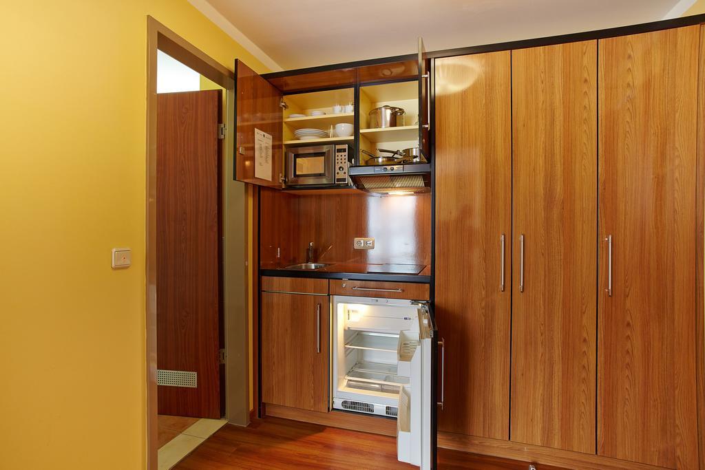 Apartment,703786426:JPEG
