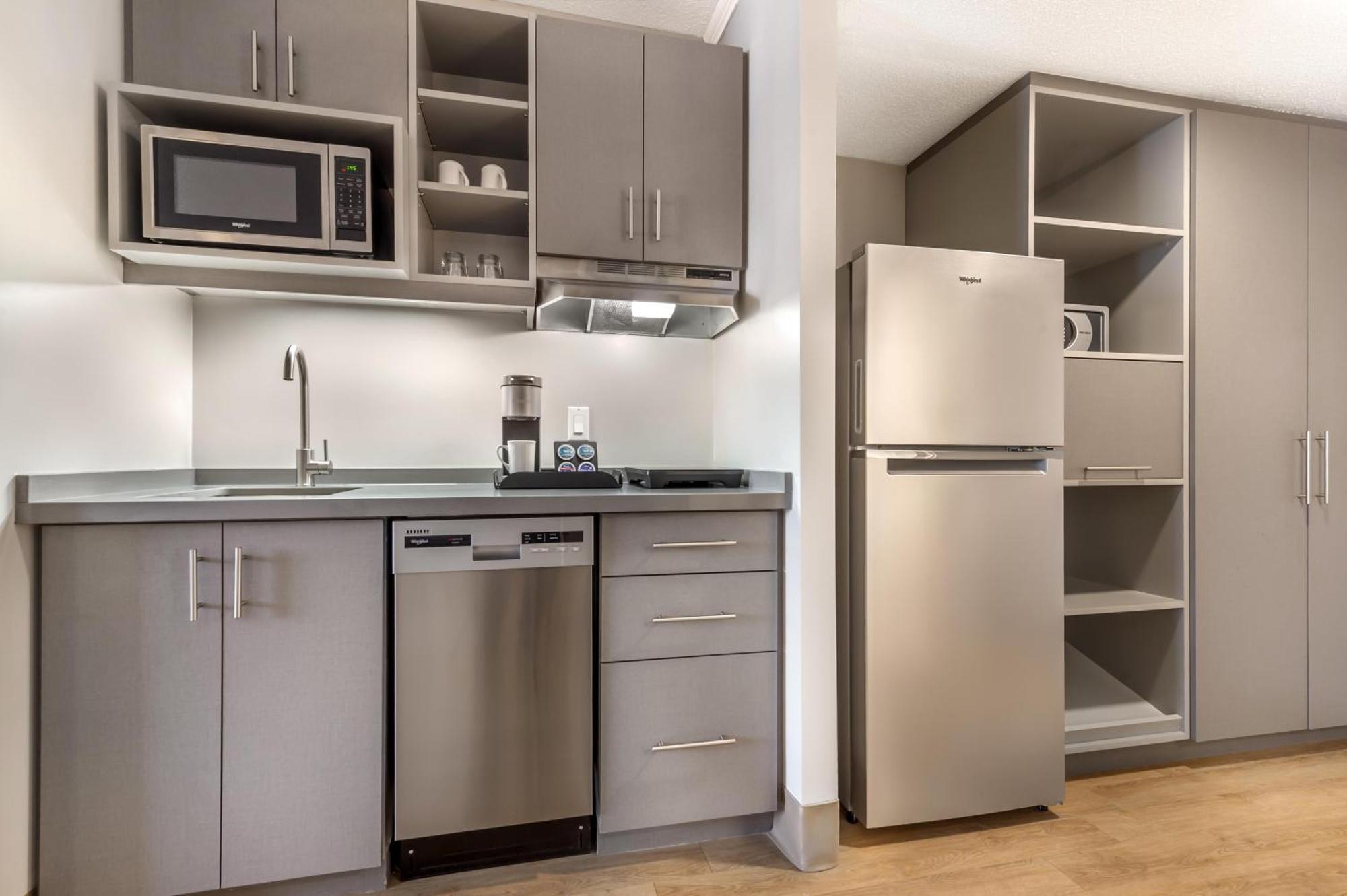 King Room with Kitchenette - Non-Smoking