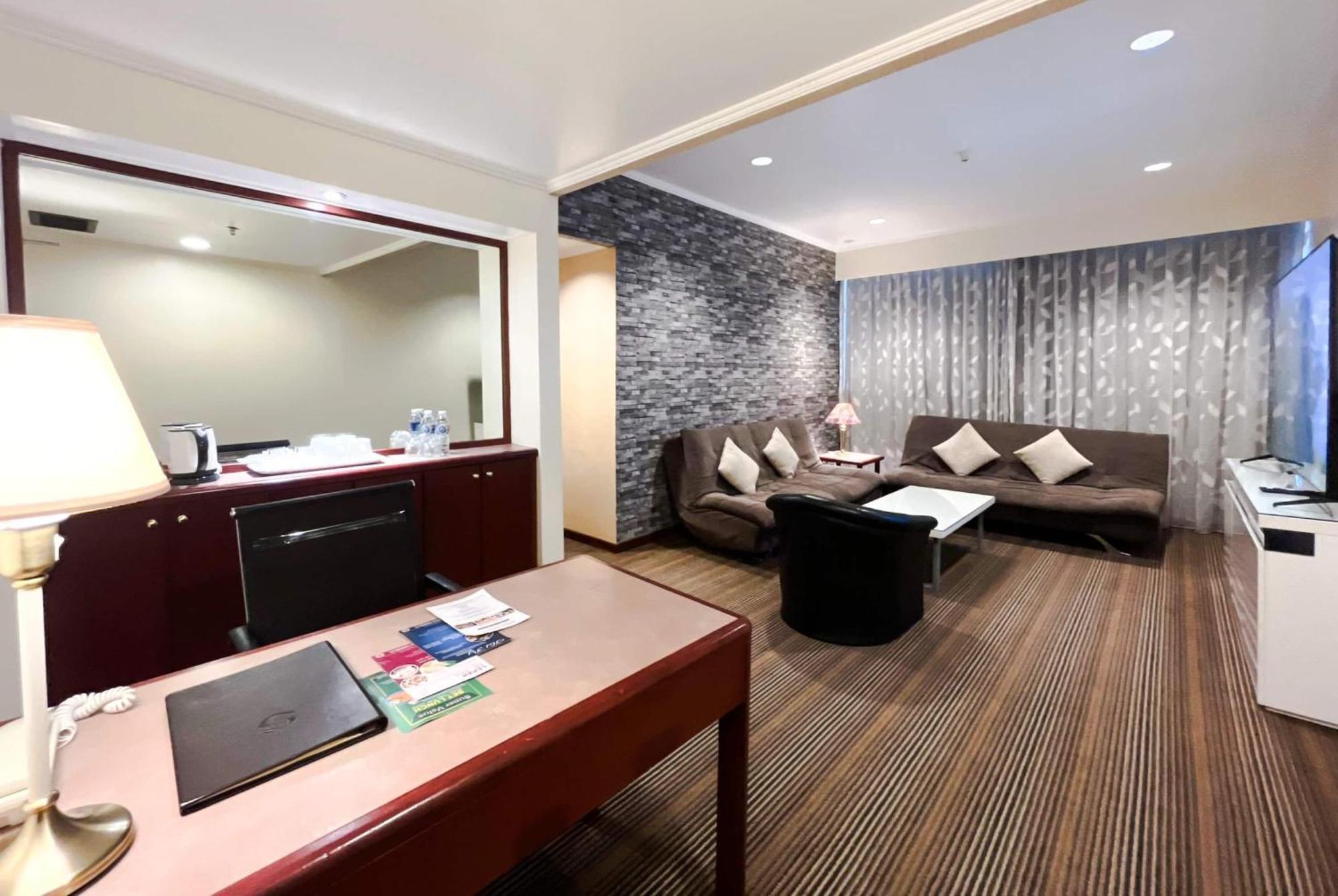 King Suite with One Sofa Bed and Steam Room - Non-Smoking,1758306607:JPEG