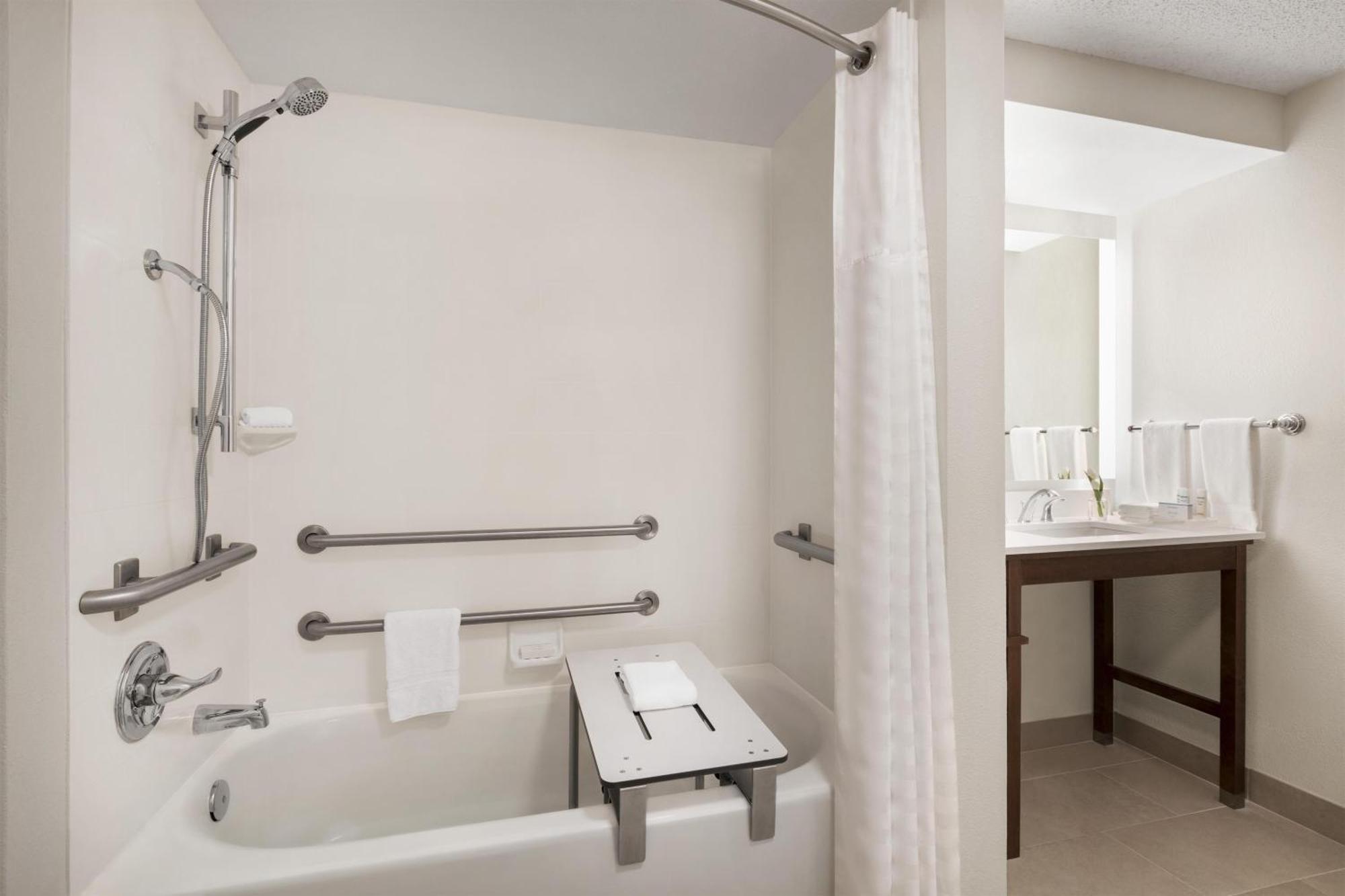 King Suite - Mobility Access/Non-Smoking