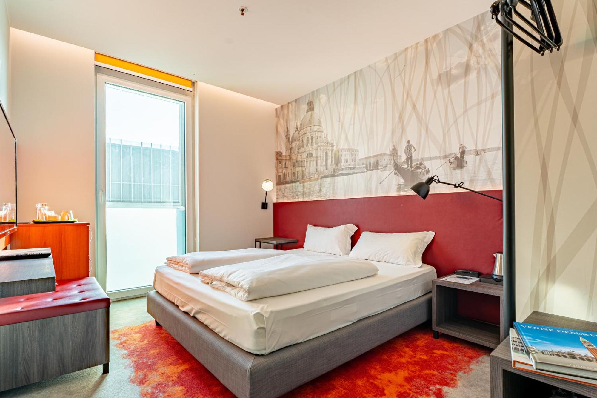 Standard Room 1 Queen Bed