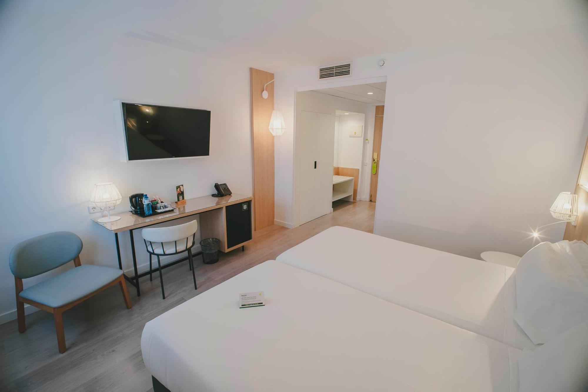Twin Room,1765153238:JPEG