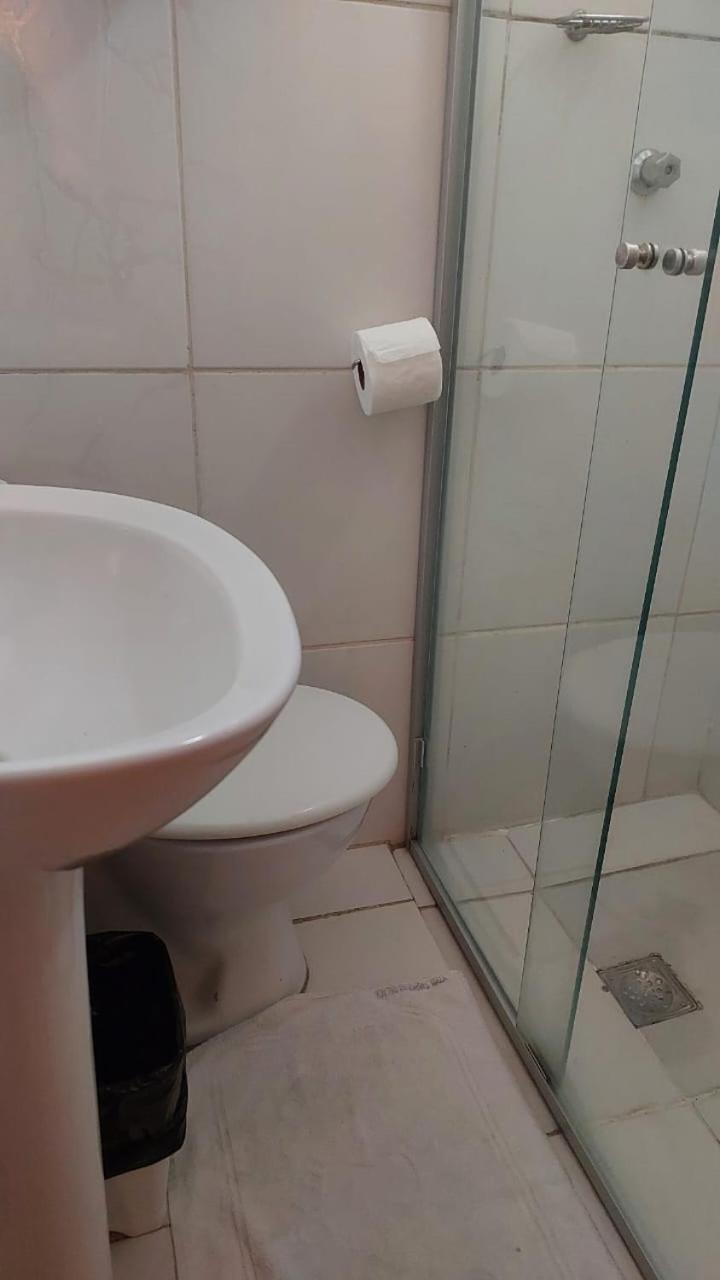 Quarto com 2 camas de solteiro com Ventilador