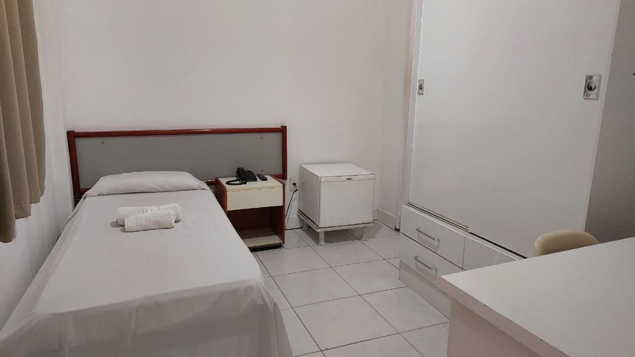 Quarto com 1 cama de solteiro com Ventilador