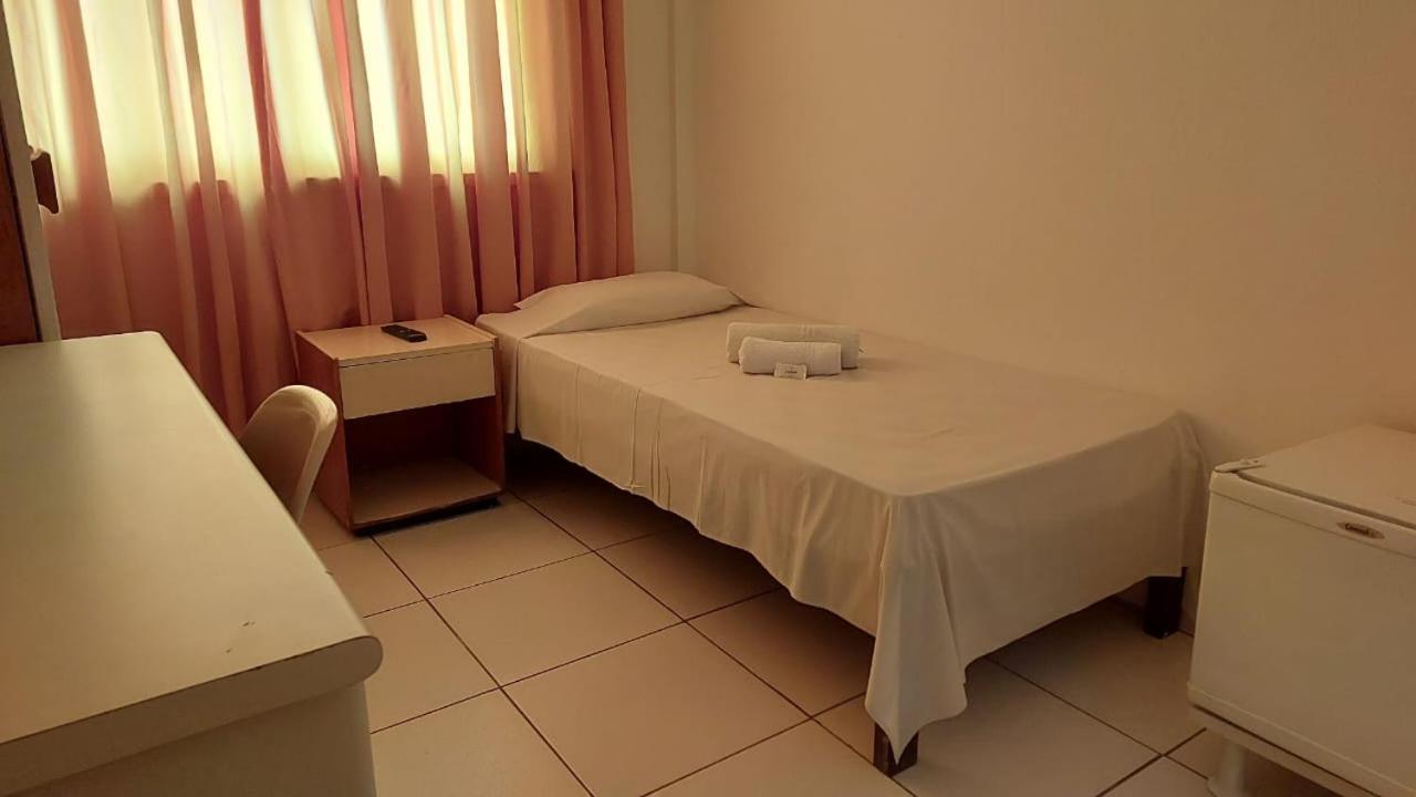 Quarto com 1 cama de solteiro com Ventilador