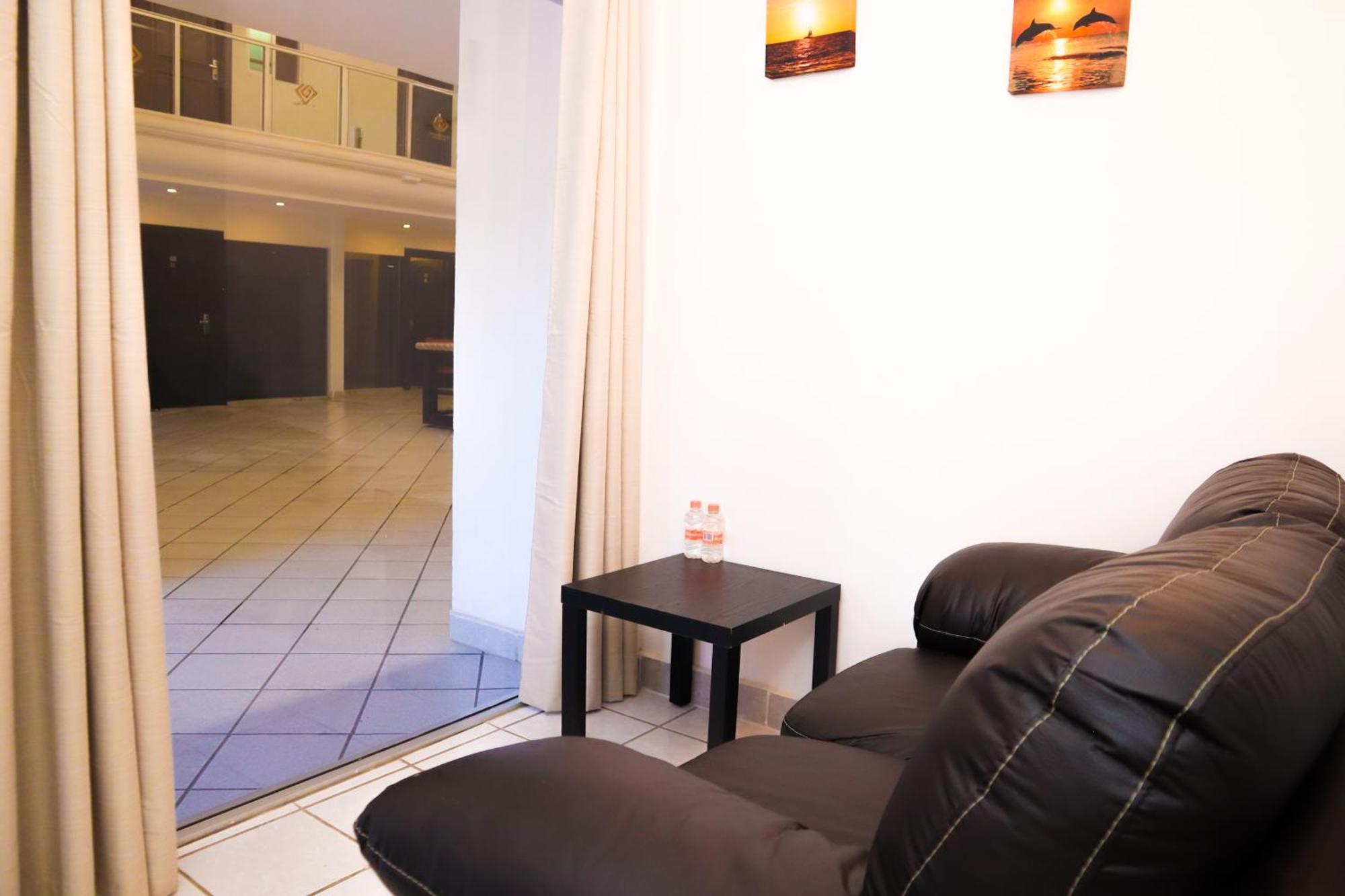 Habitación con cama grande