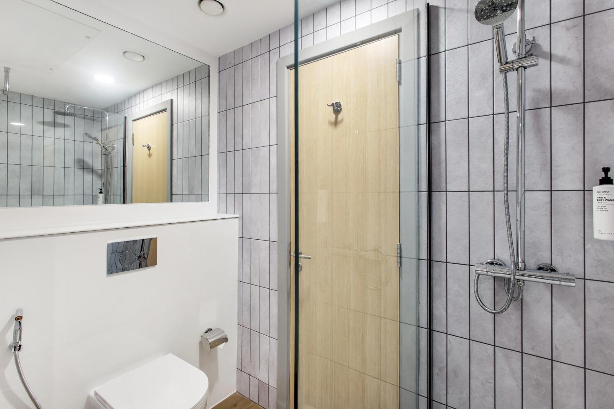 Smoking New Style Double Room DXB Airport Shuttle Every 30min to T1&3