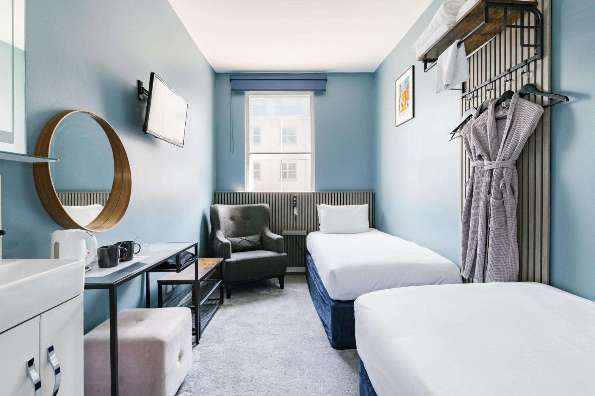 Standaard Tweepersoonskamer met 2 Aparte Bedden - Gedeelde Badkamer