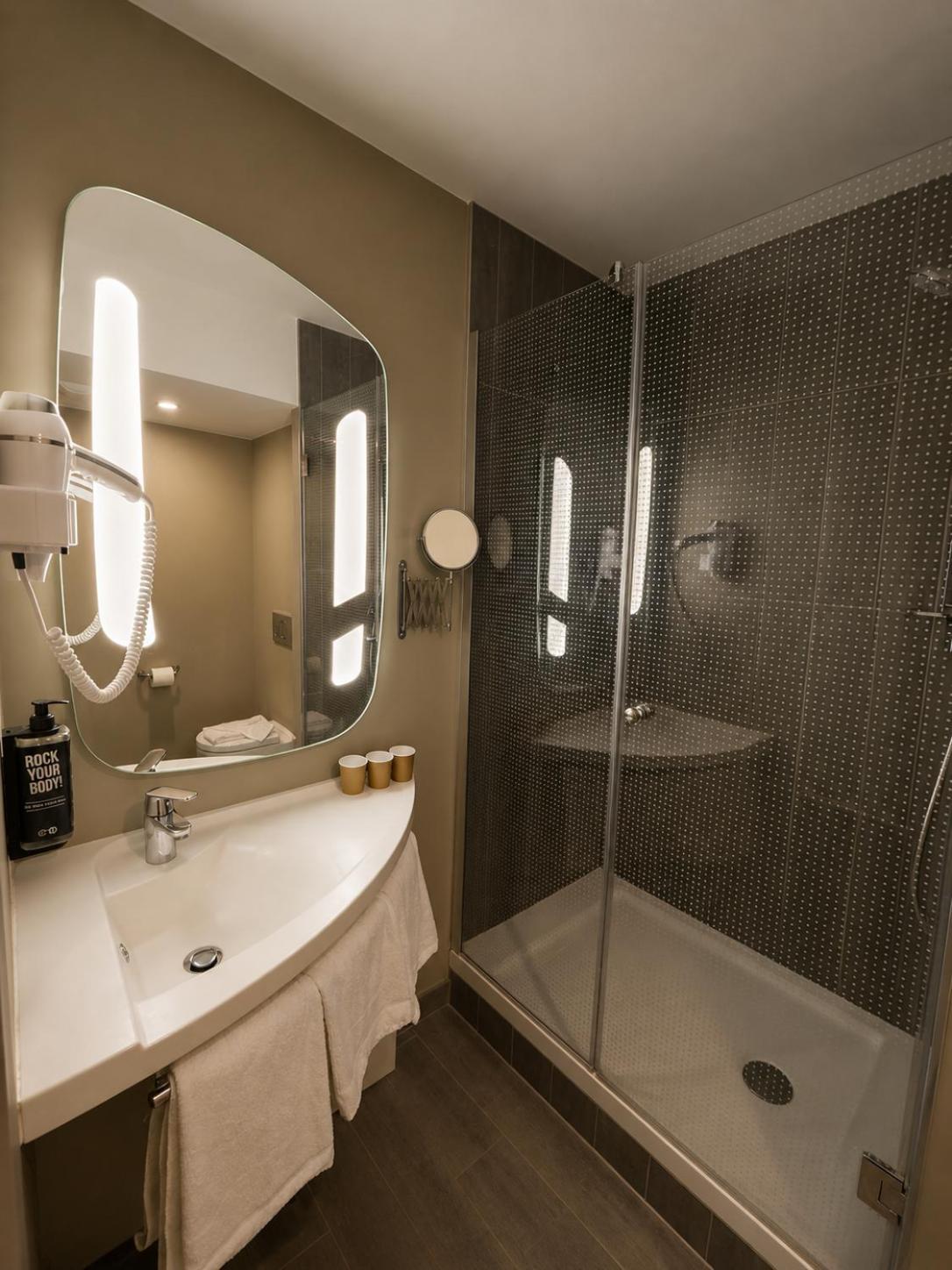 Two Adjacent Rooms,1769502511:JPEG