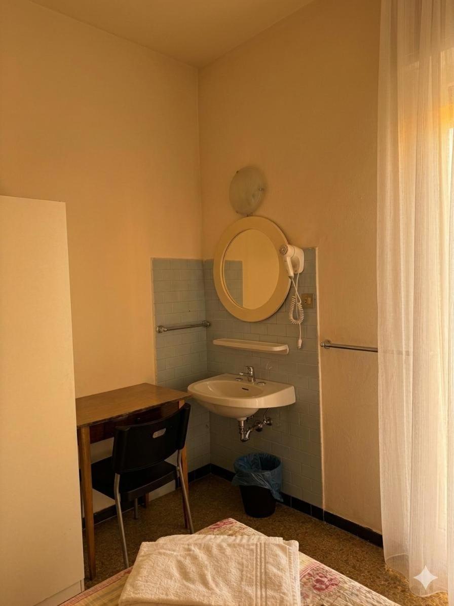 Camera Matrimoniale/Doppia con Letti Singoli con Bagno in Comune