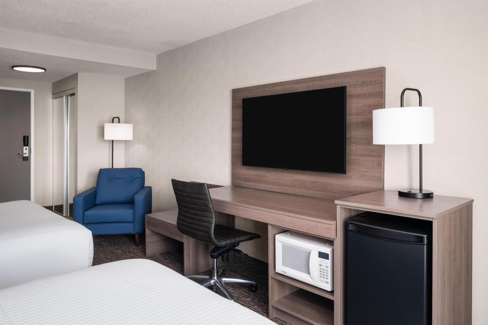 Queen Room with Balcony - Non-Smoking/Upper Floor