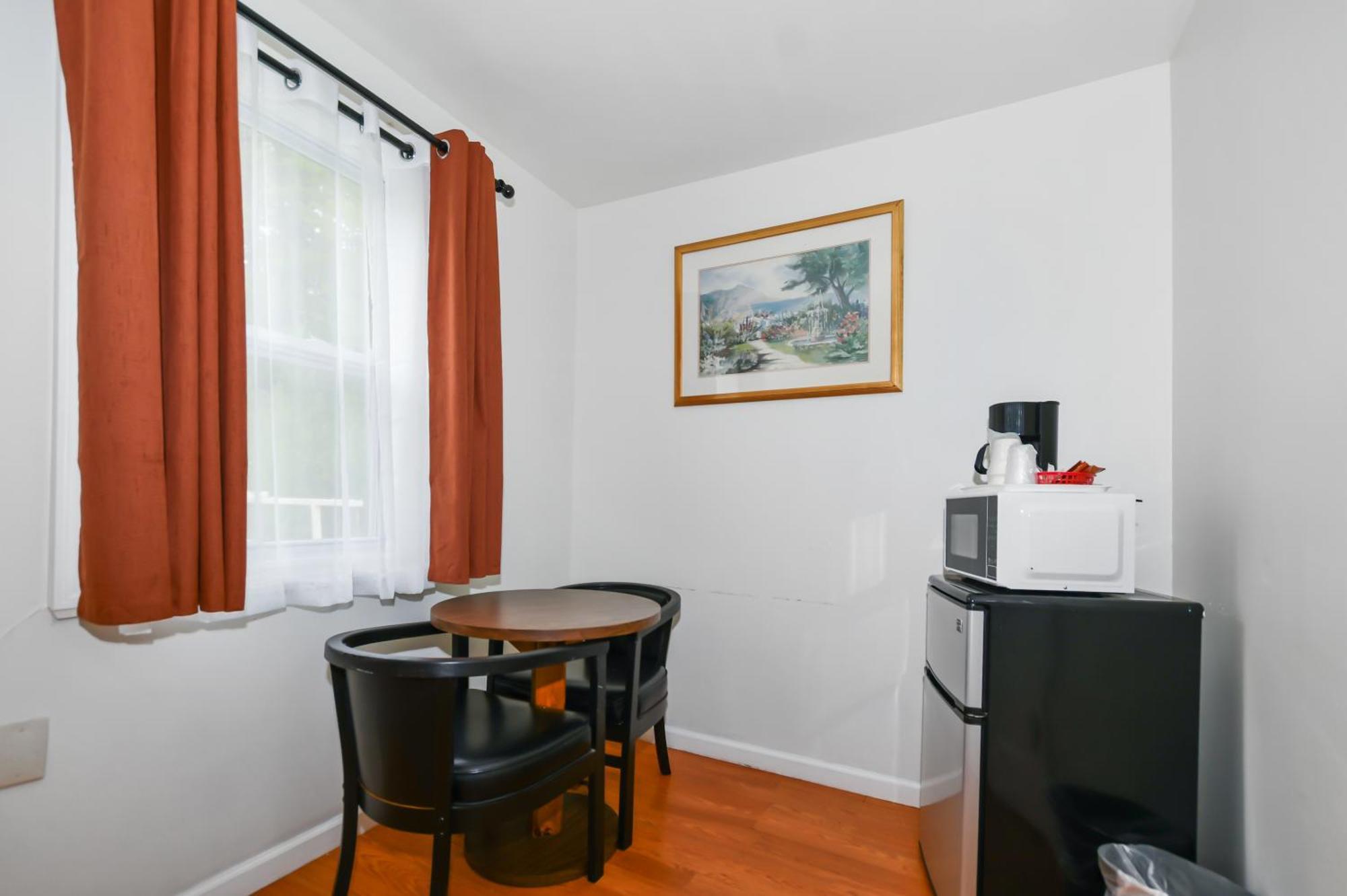 Single Queen Room