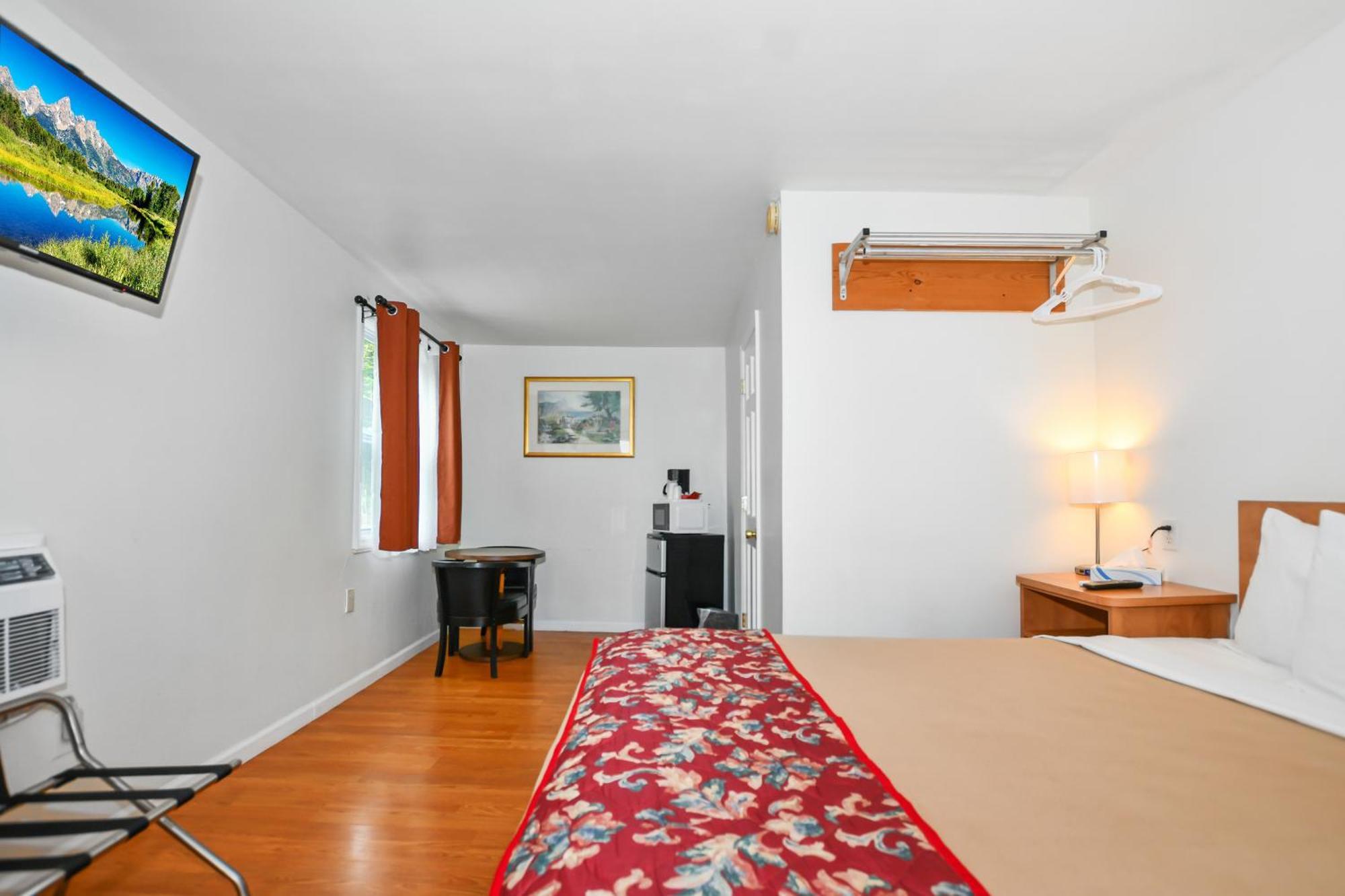 Single Queen Room