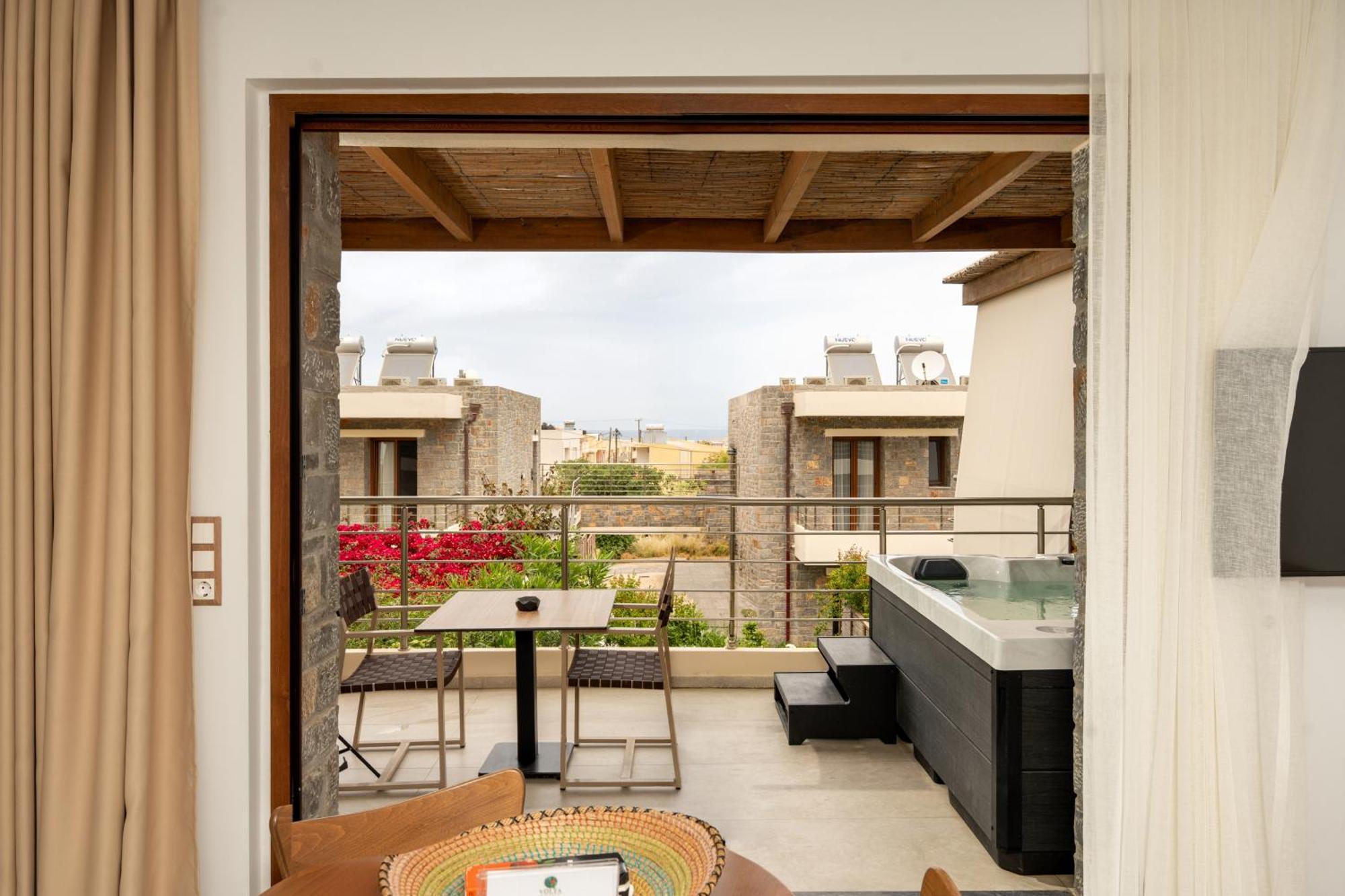 One Bedroom Suite Outdoor Hot tub Garden & Pool View