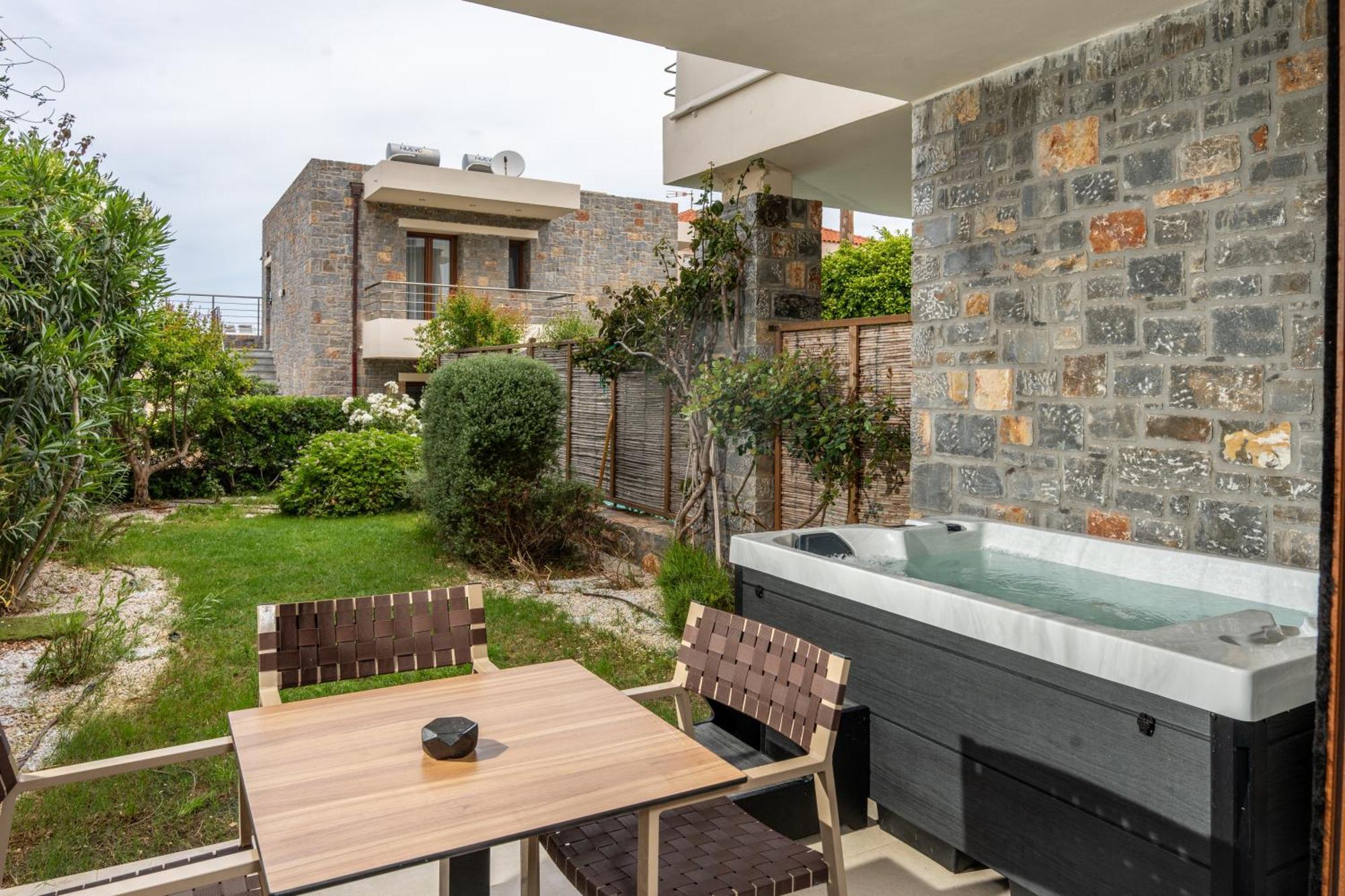 One Bedroom Suite Outdoor Hot tub Private Garden
