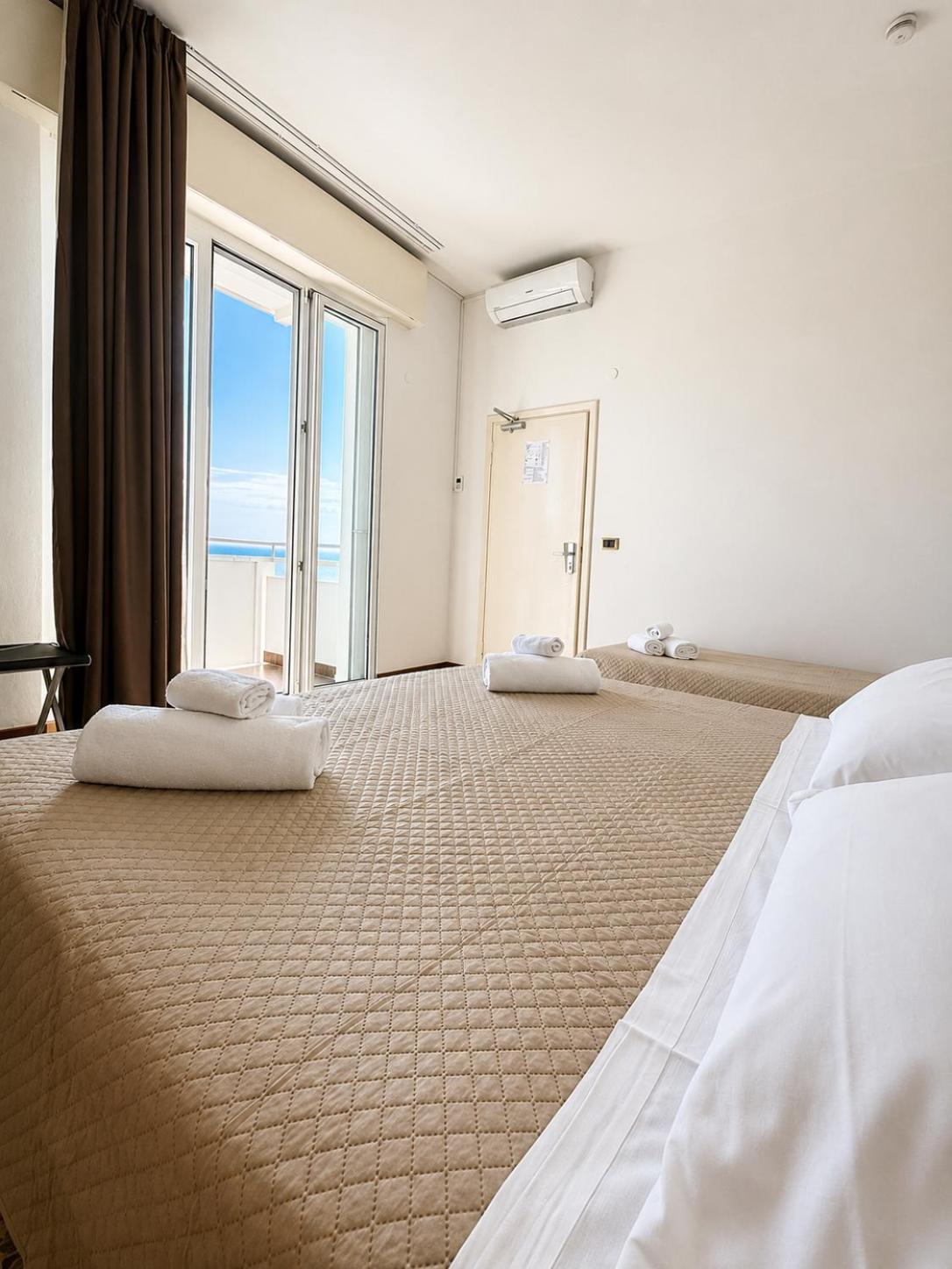 Triple Room Lateral Sea View