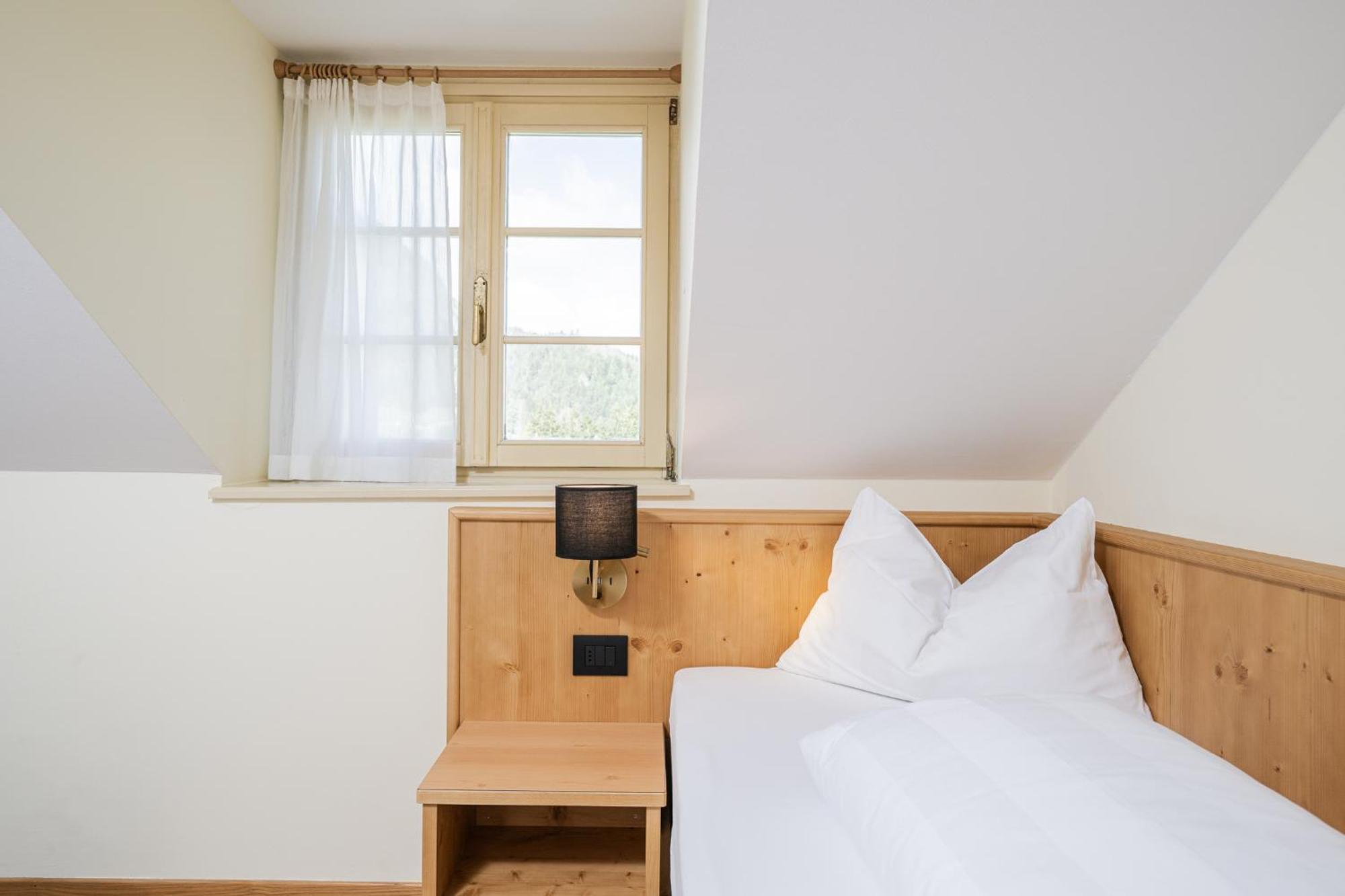Doppel- oder Zweibettzimmer