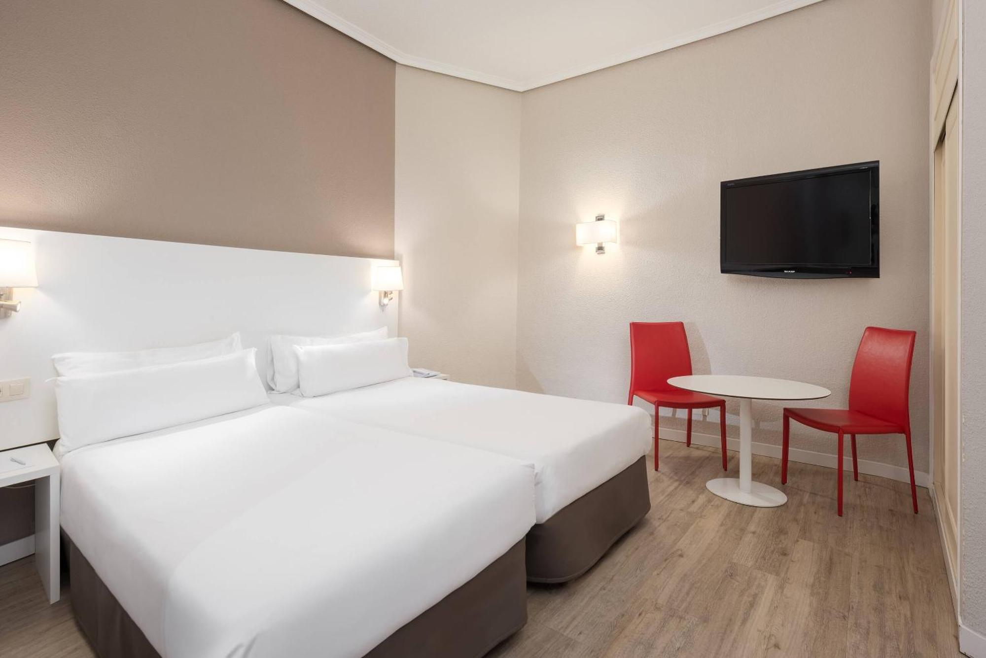 Quarto com Cama de Casal ou 2 de Solteiro