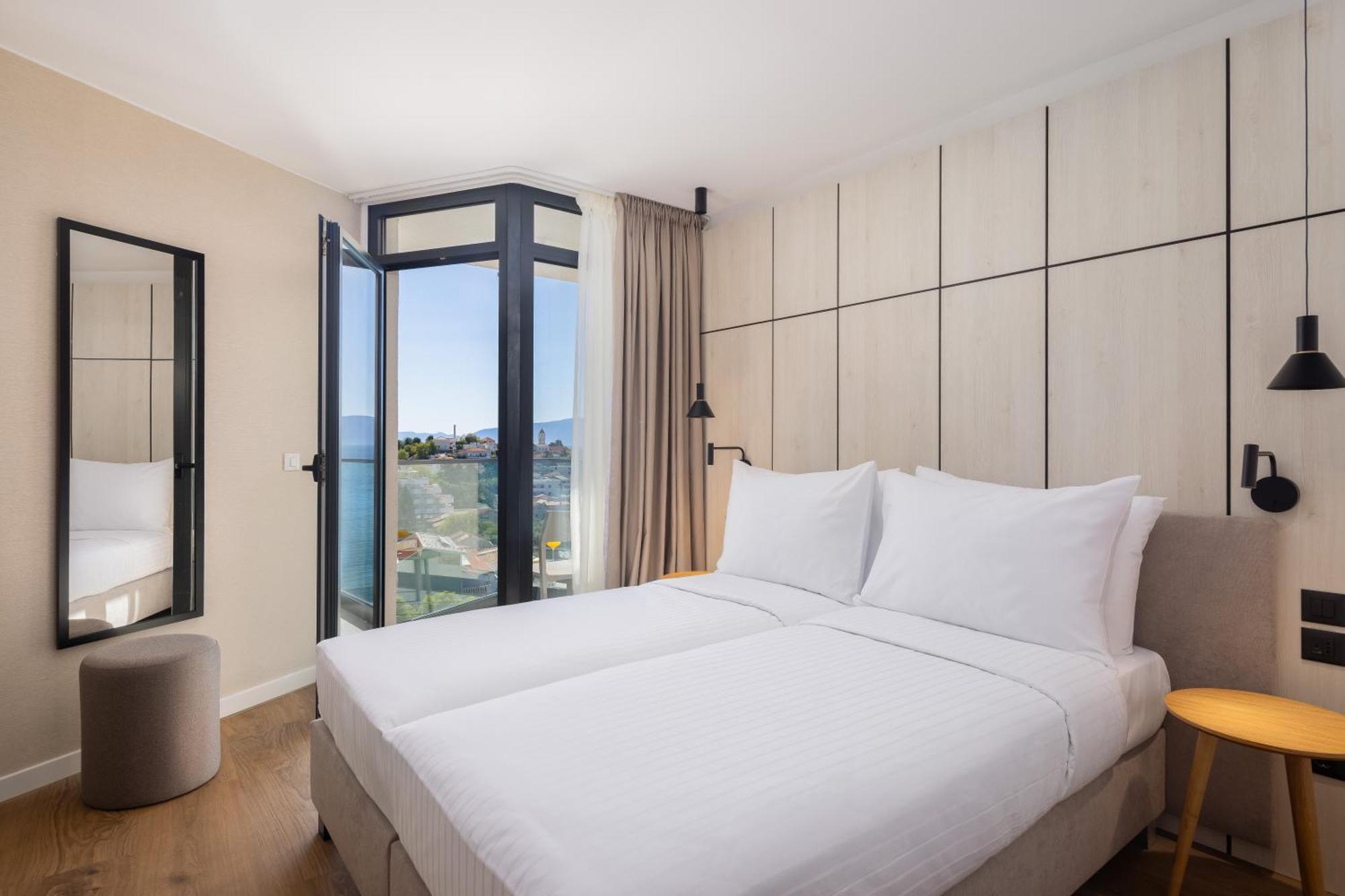 Superior room with king size bed, Balcony, Sea View