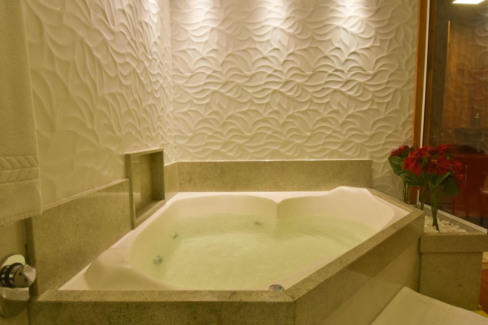 Luxury Suite Hot Tub