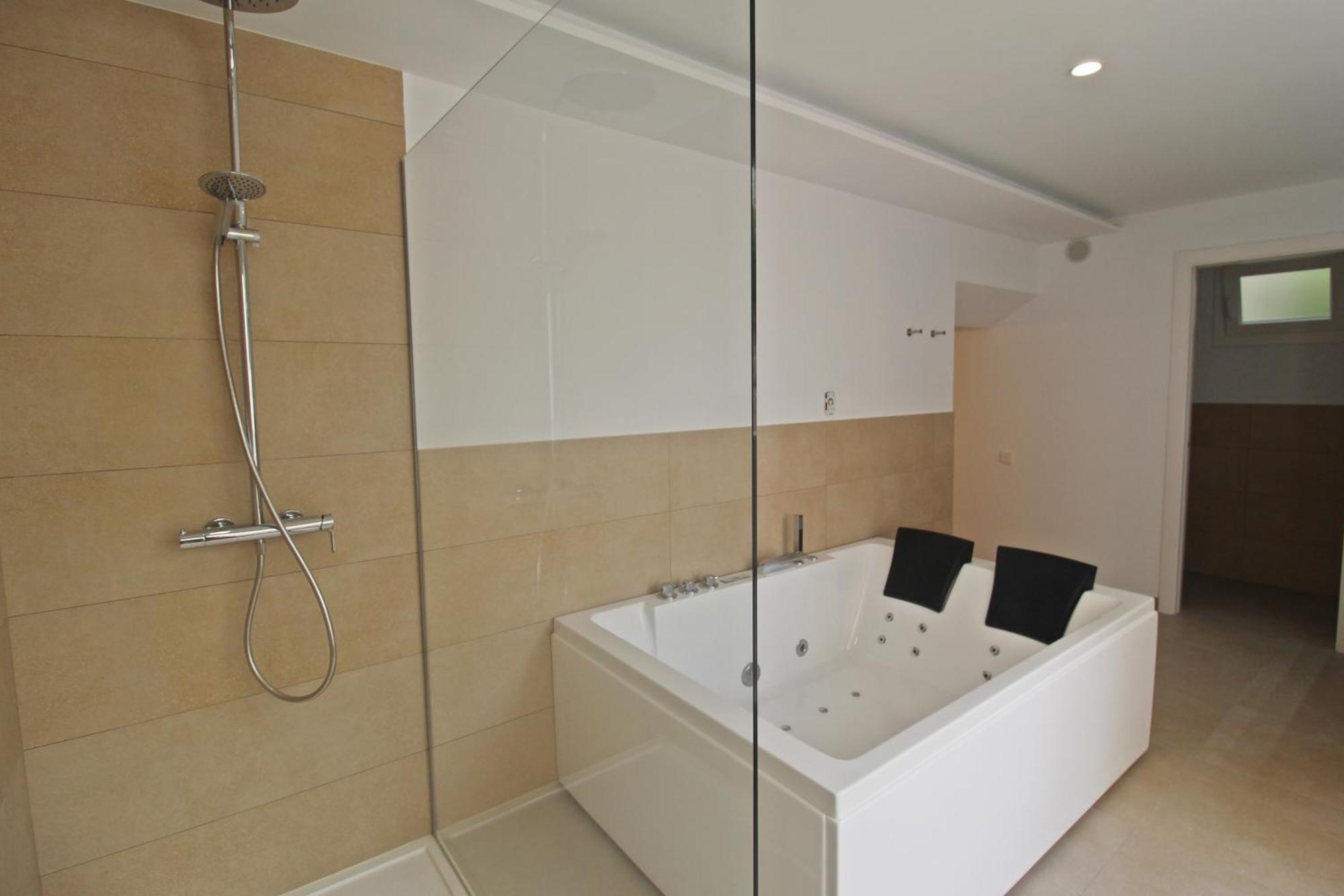Queen Suite Spa Bath