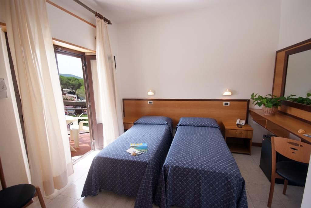 Doppel-/Zweibettzimmer mit Balkon