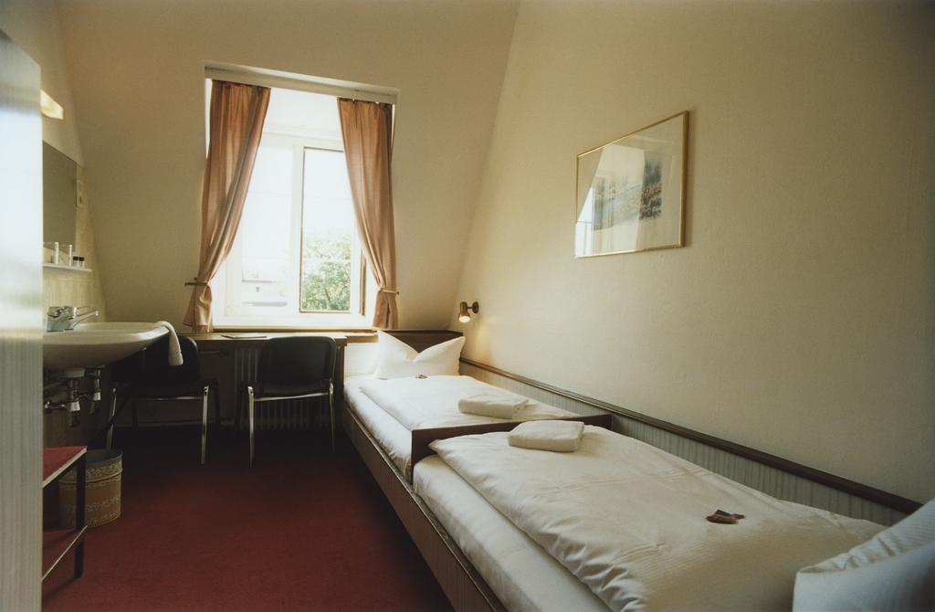 Basic Double or Twin Room,1219112128:JPEG