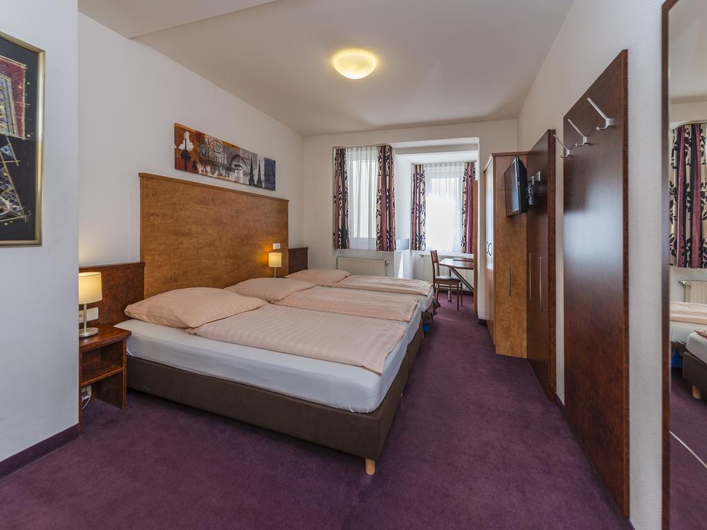 Double Room Min
