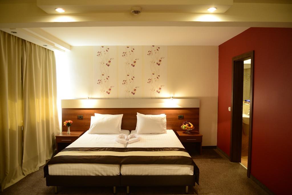 Deluxe Twin Room with Sofa Bed - Free Late Check-out