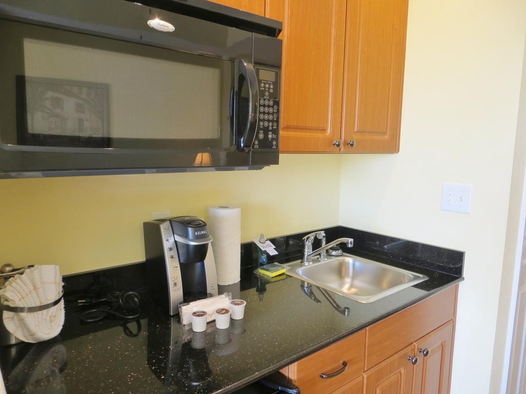 Executive King Studio with Wet Bar