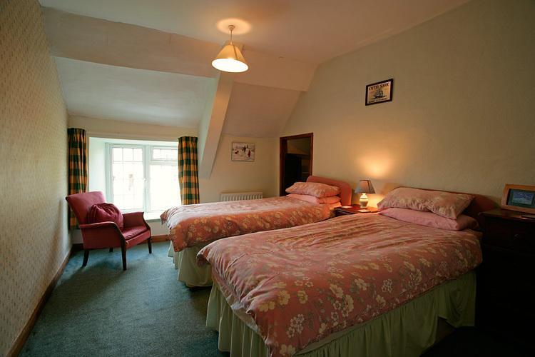 Three-Bedroom Cottage with Private Garden