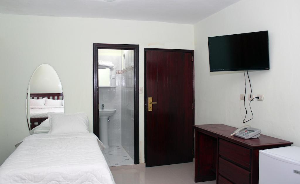 Double Room 2 Queens / 1 Twin