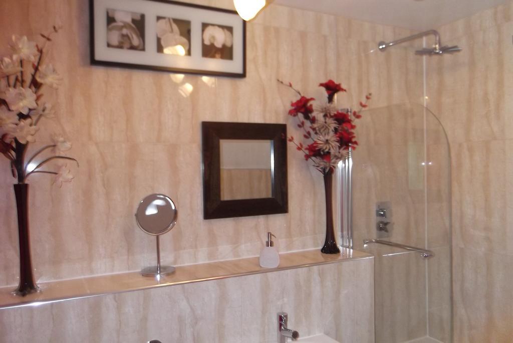 Single Room with Shared Bathroom,244797549:JPEG