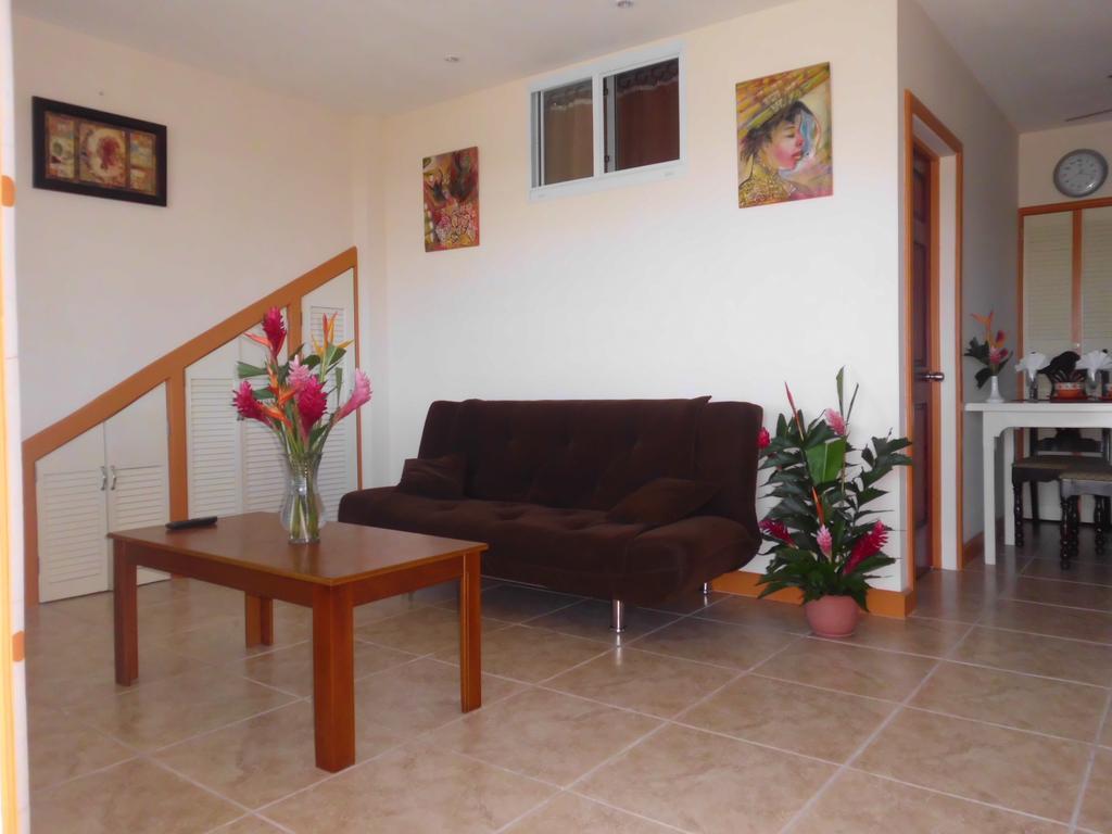 Deluxe One-Bedroom Apartment