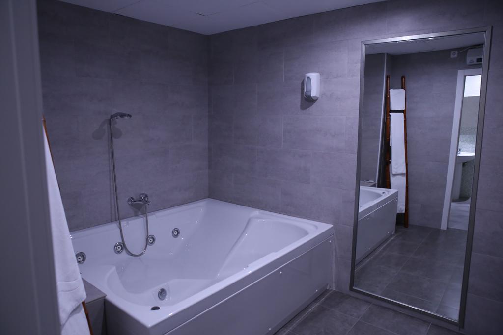 Suite with Spa Bath,1333354841:JPEG